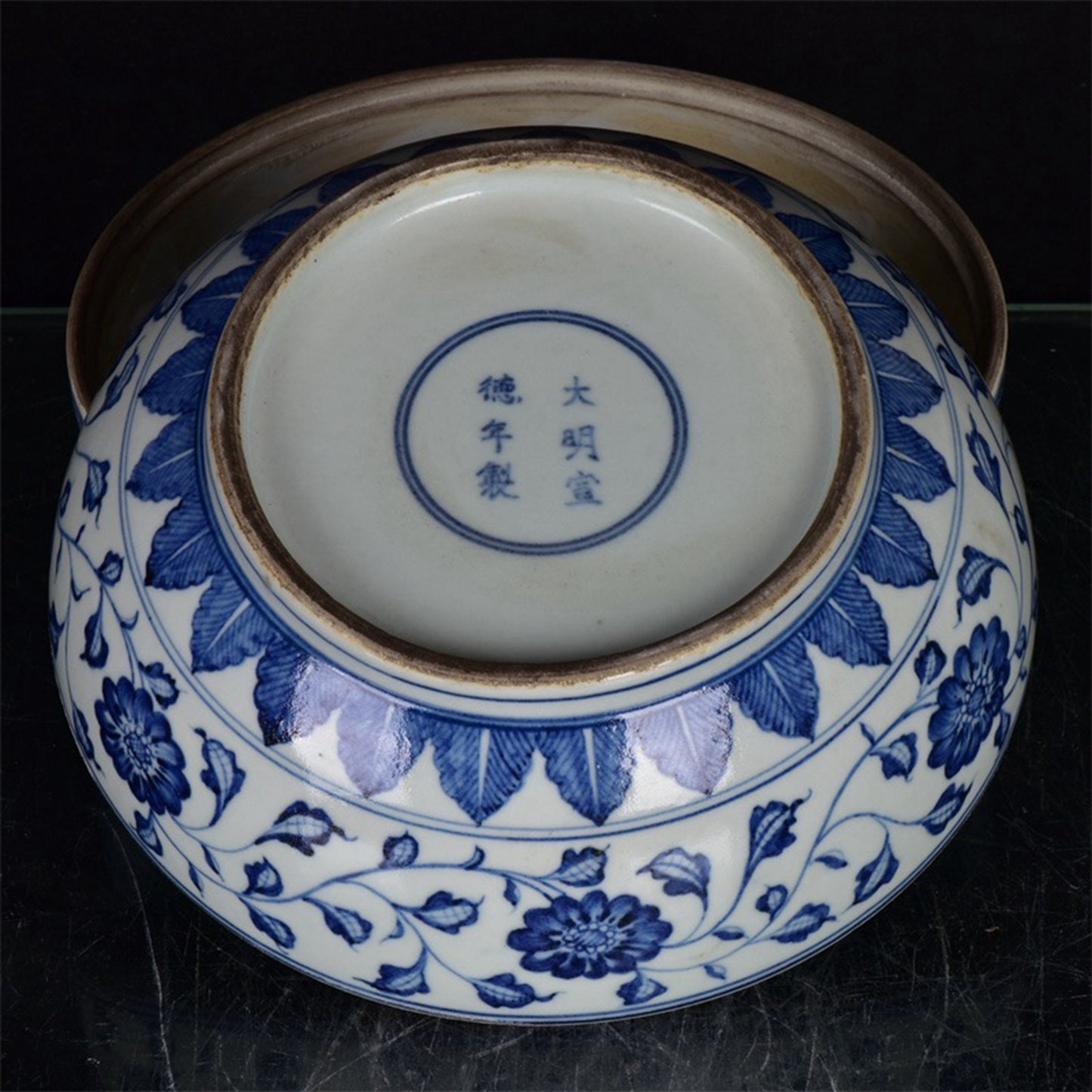 Chinese antique blue and white entangled branch flower pattern cover box