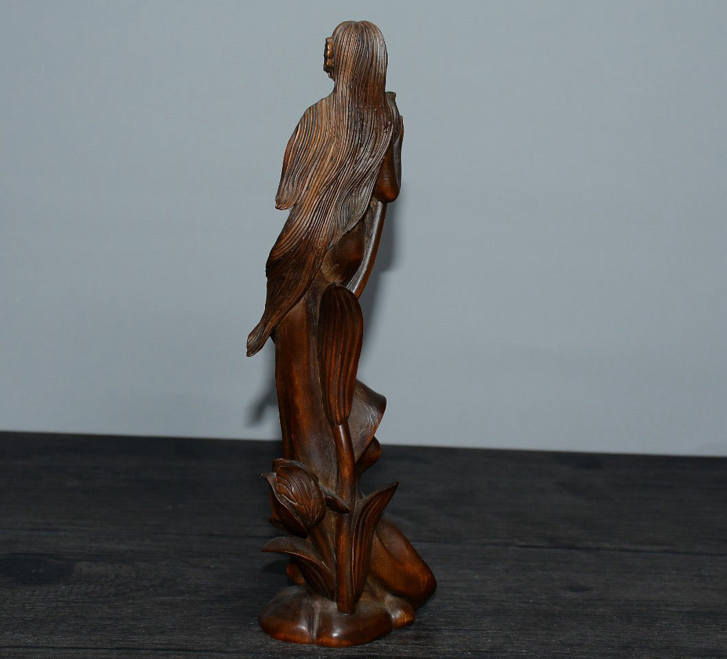 Small leaved boxwood Western female statue