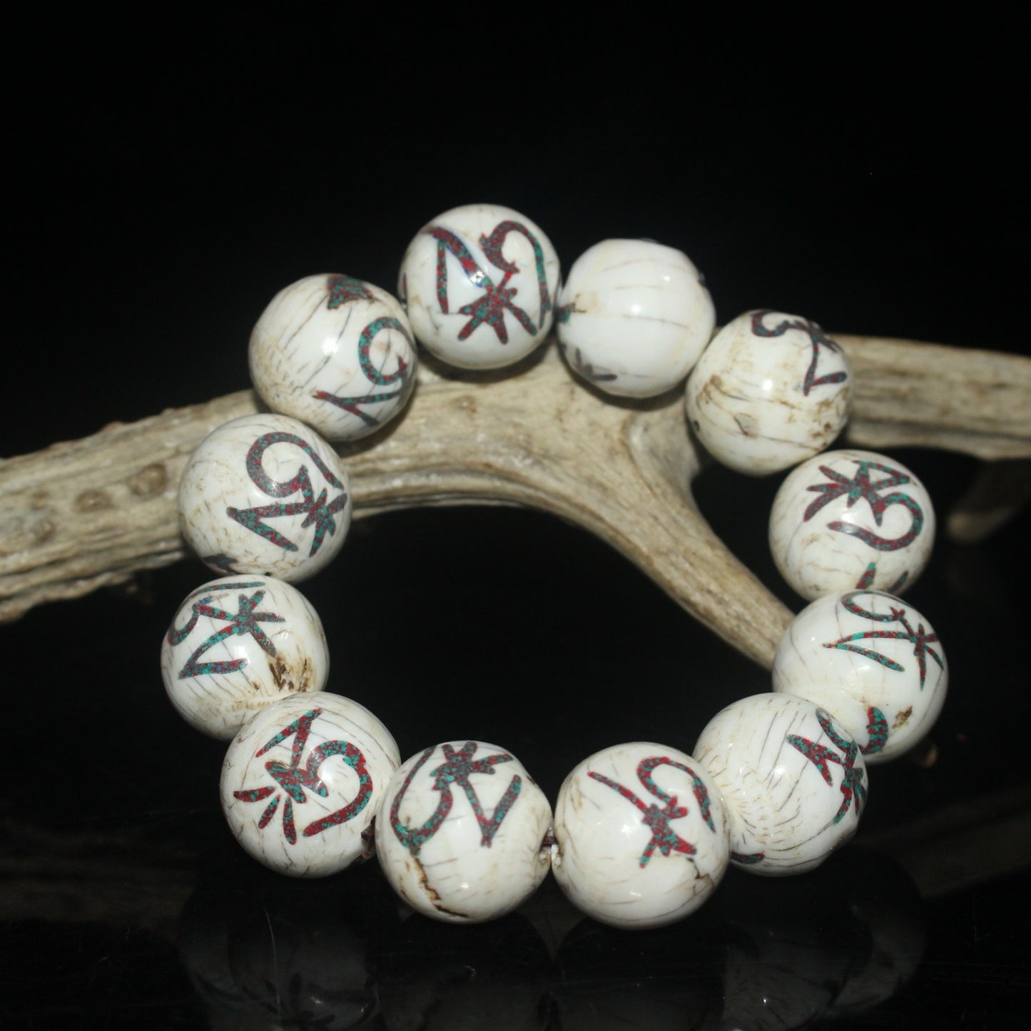 Handcarved Chinese antique seashells inlaid with red pine, green pine, and Tibetan bracelets