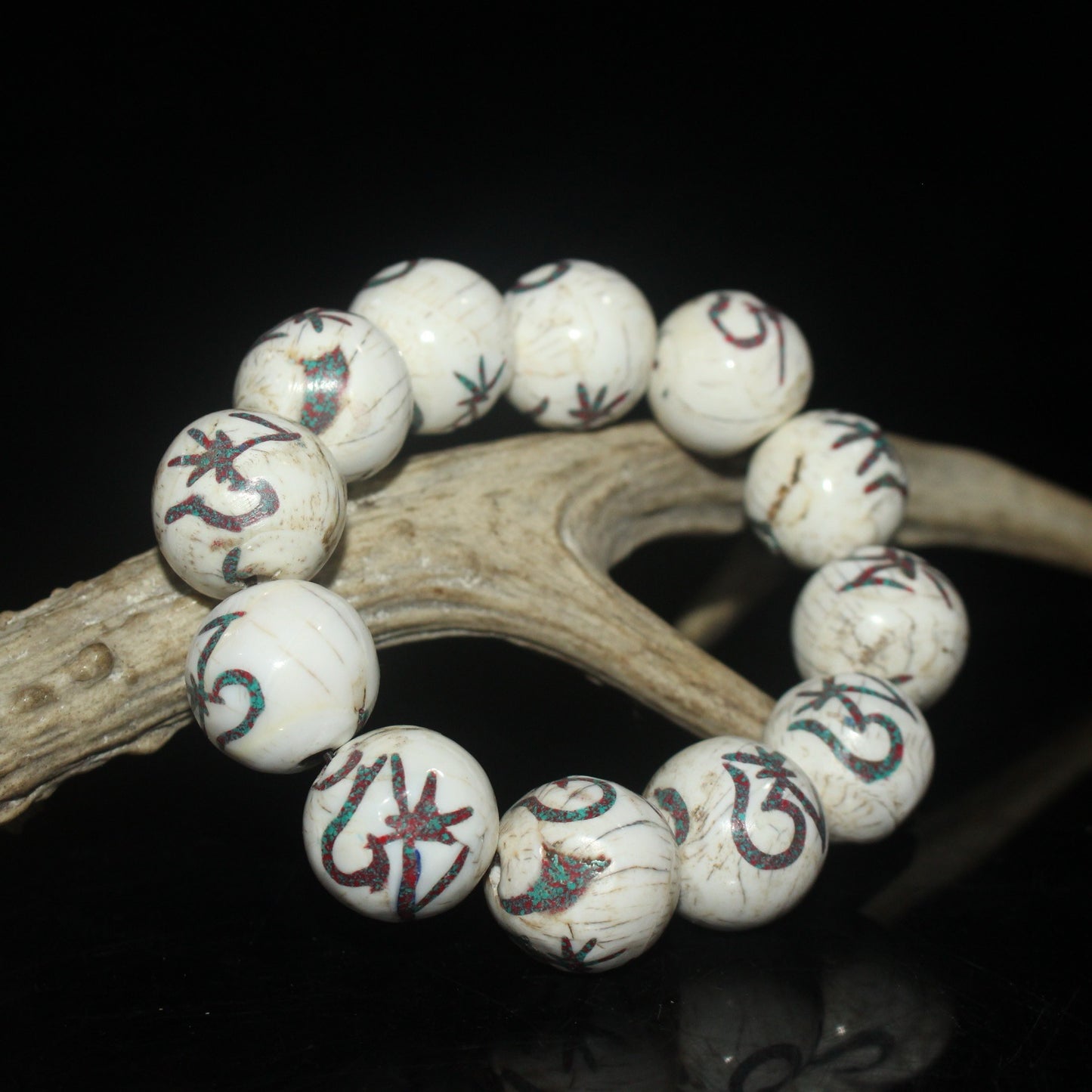 Handcarved Chinese antique seashells inlaid with red pine, green pine, and Tibetan bracelets