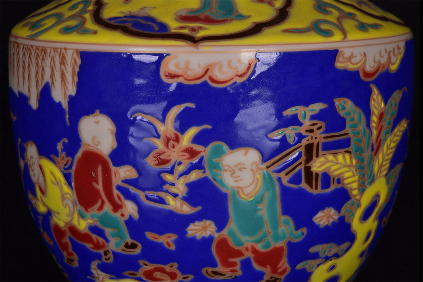 Chinese antique colorful fish and algae patterned teapot