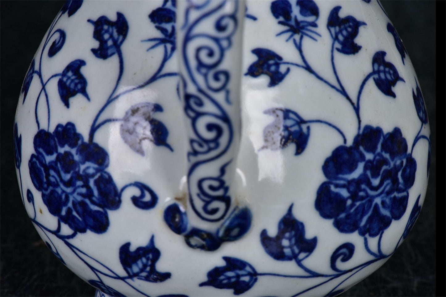Chinese antique blue and white pear shaped teapot with tangled branches and floral patterns