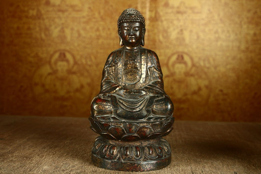 Handmade pure copper to create a Buddha statue