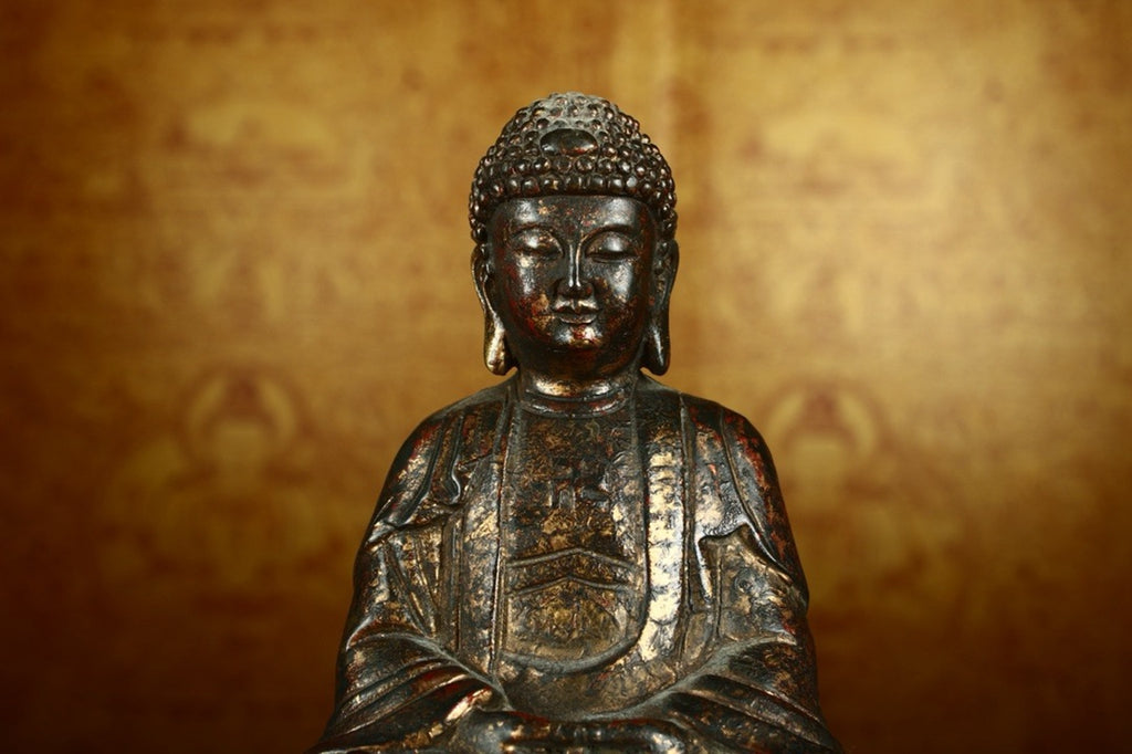 Handmade pure copper to create a Buddha statue