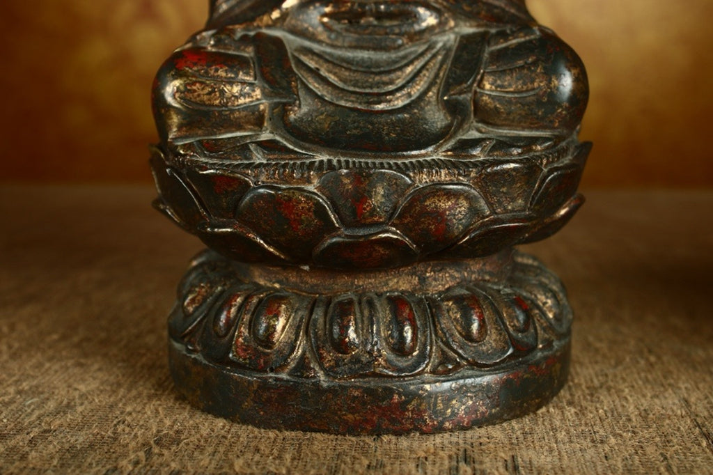 Handmade pure copper to create a Buddha statue