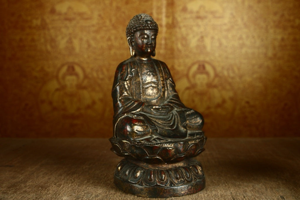 Handmade pure copper to create a Buddha statue
