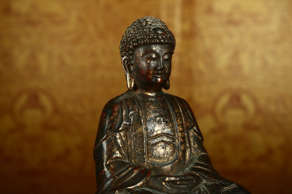 Handmade pure copper to create a Buddha statue
