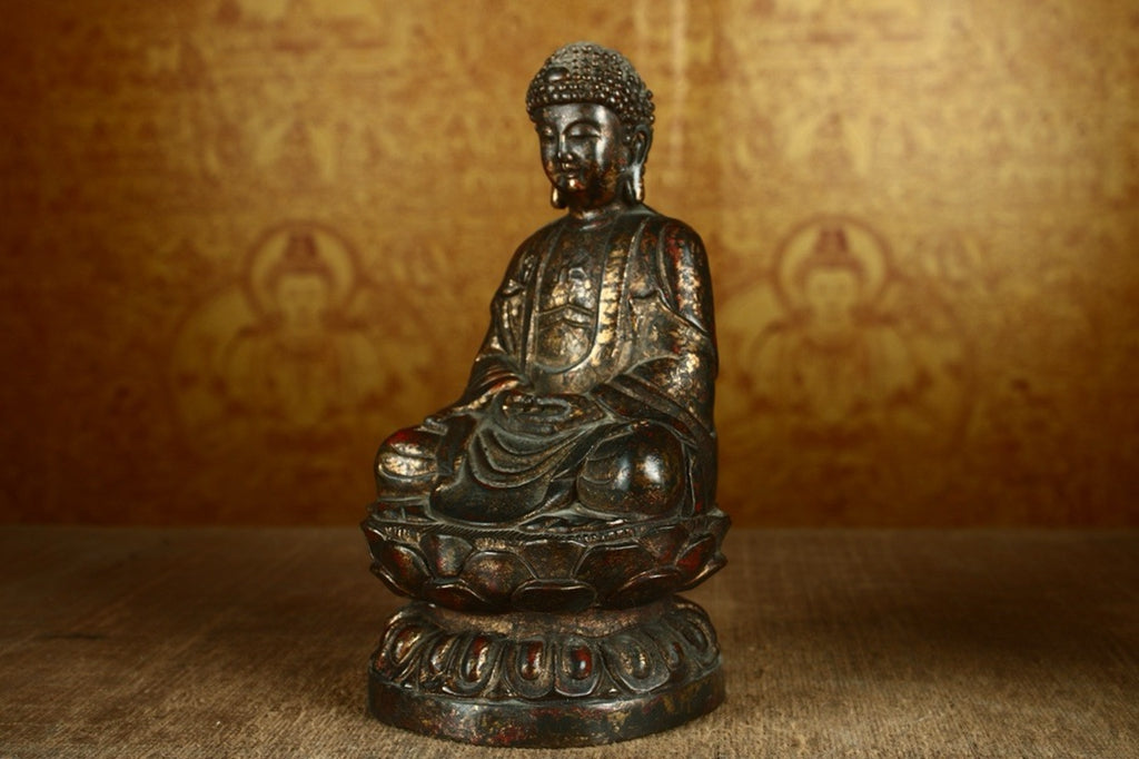 Handmade pure copper to create a Buddha statue