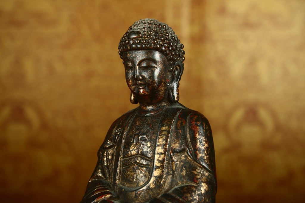 Handmade pure copper to create a Buddha statue
