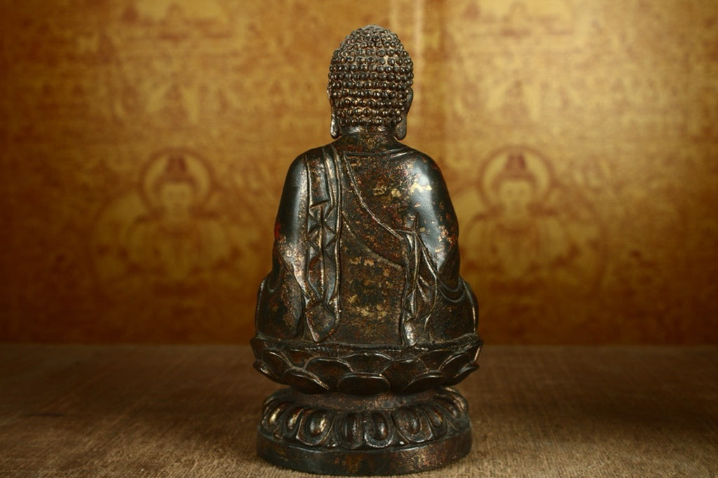 Handmade pure copper to create a Buddha statue