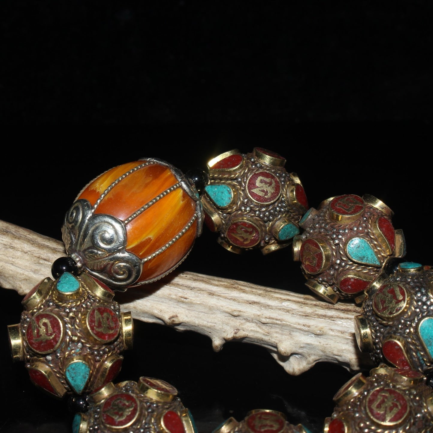 Xizang pure copper inlaid red pine and green pine with wax beads bracelet