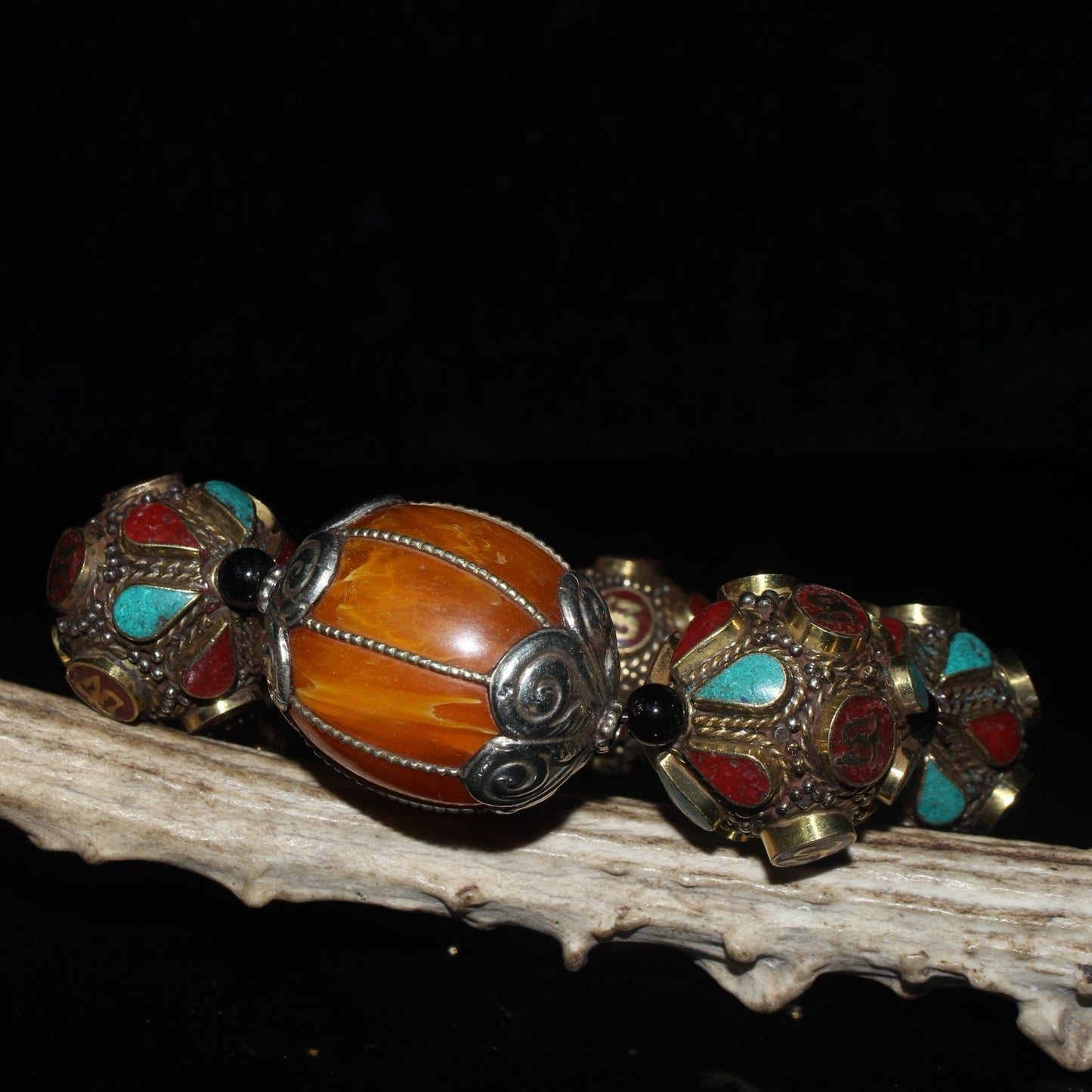 Xizang pure copper inlaid red pine and green pine with wax beads bracelet