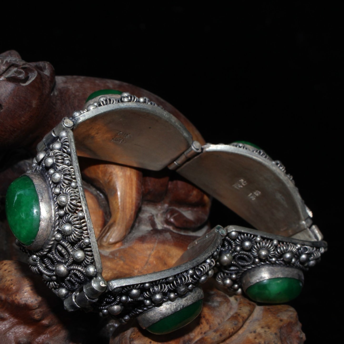 Early collection of pure white copper wire inlaid with emerald gemstone bracelets, bracelets, and bracelets