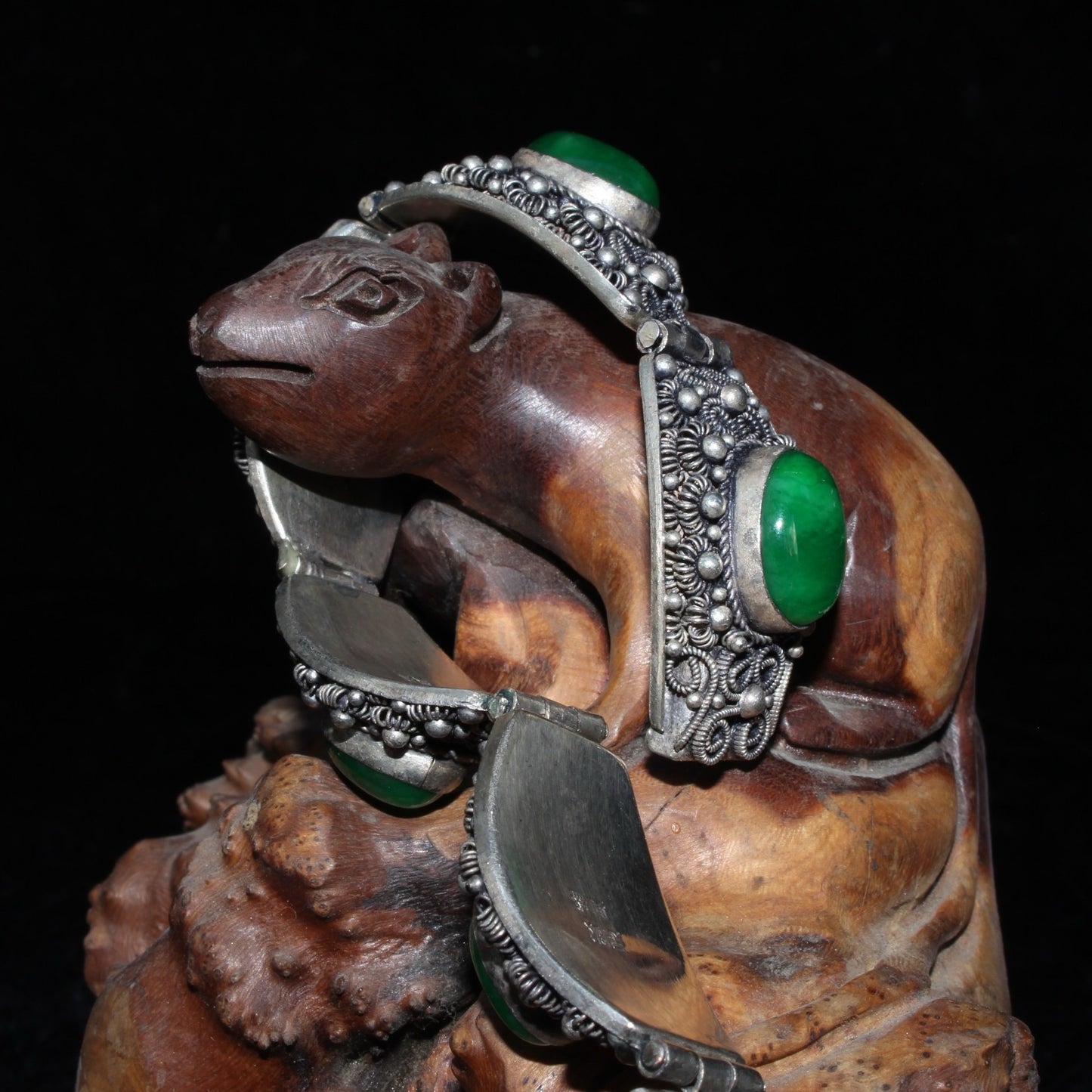 Early collection of pure white copper wire inlaid with emerald gemstone bracelets, bracelets, and bracelets