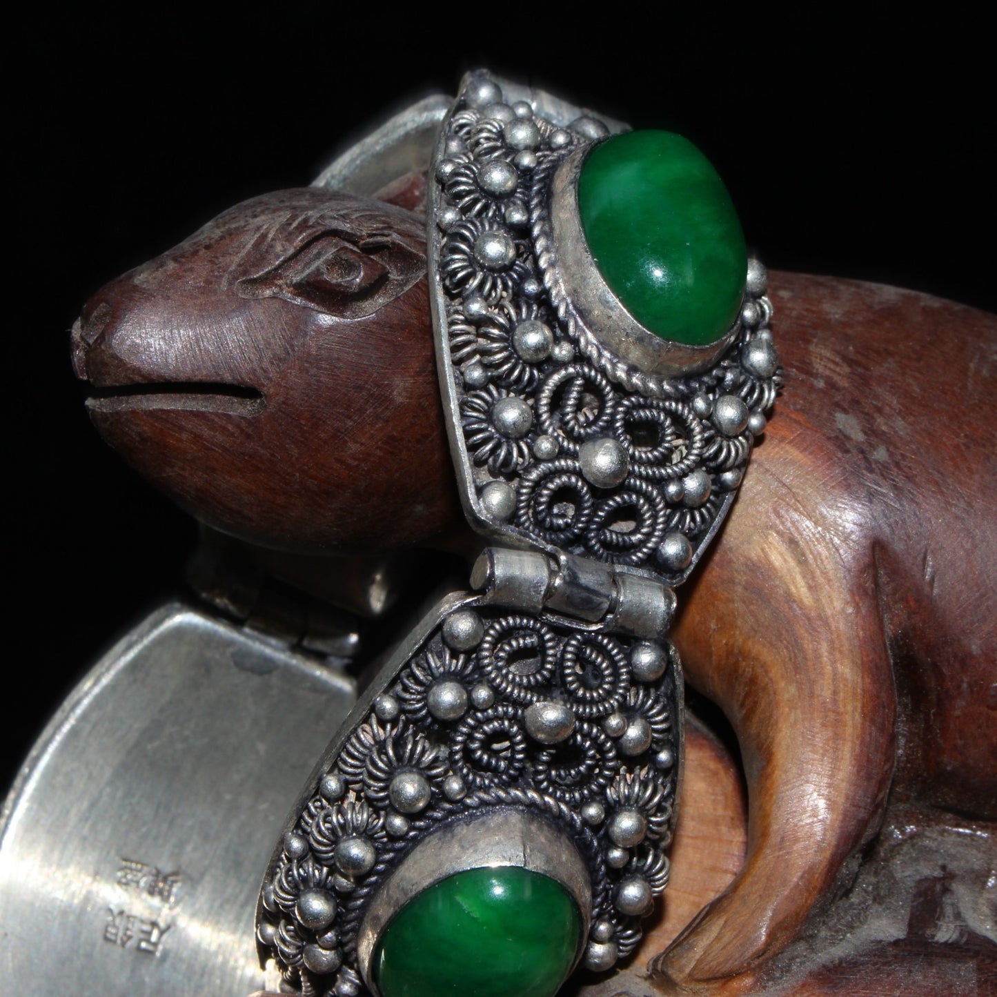 Early collection of pure white copper wire inlaid with emerald gemstone bracelets, bracelets, and bracelets