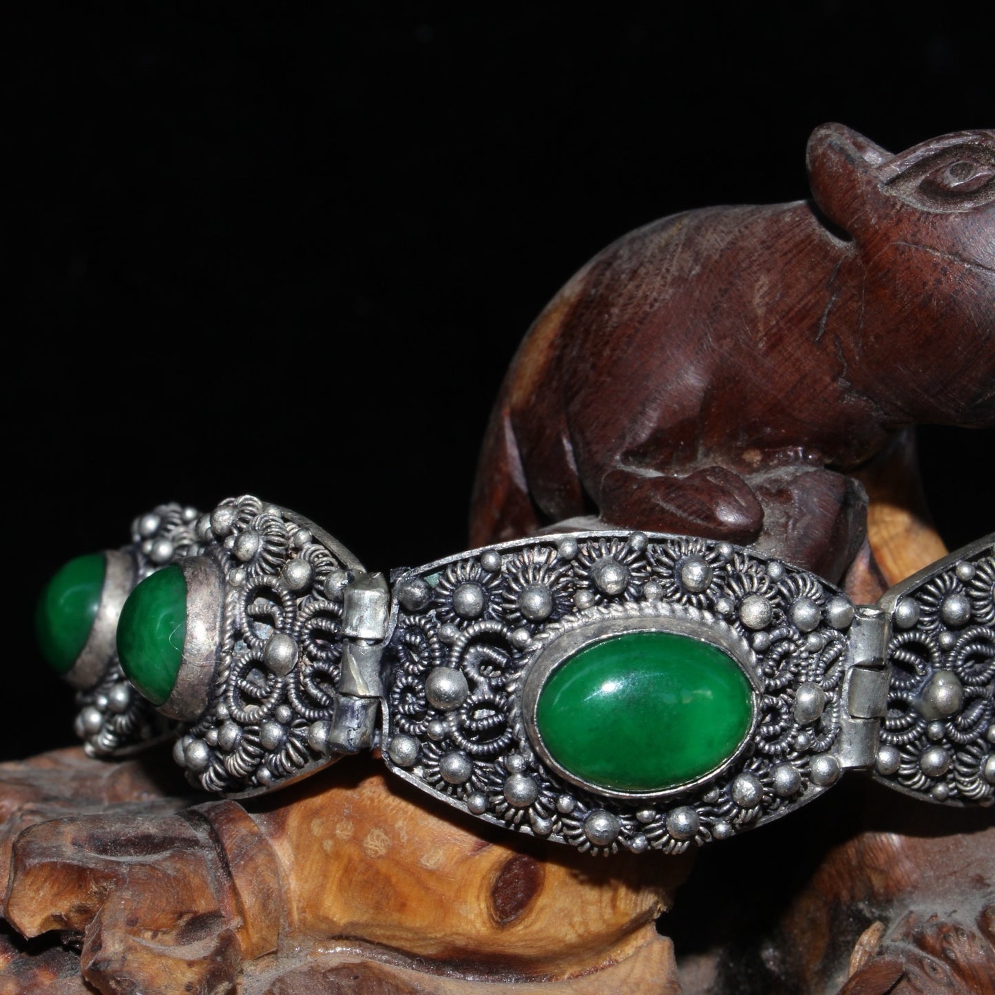 Early collection of pure white copper wire inlaid with emerald gemstone bracelets, bracelets, and bracelets