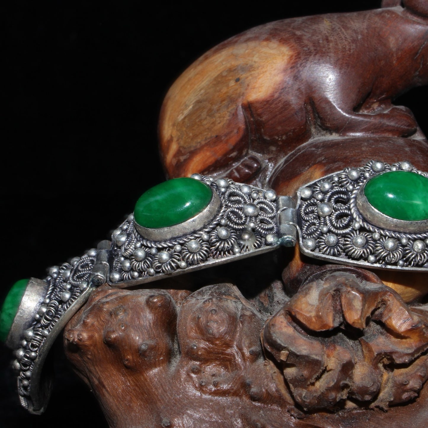 Early collection of pure white copper wire inlaid with emerald gemstone bracelets, bracelets, and bracelets