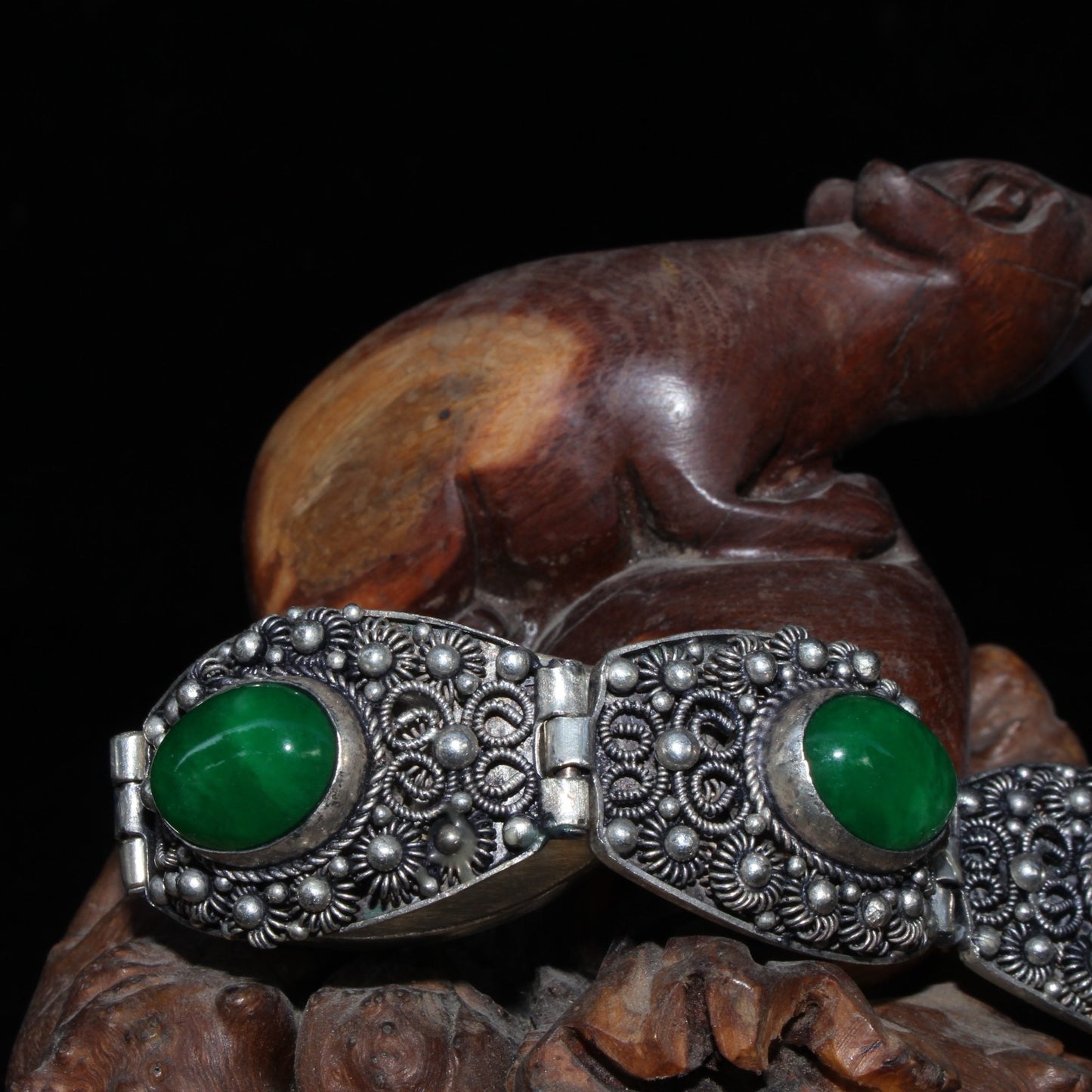 Early collection of pure white copper wire inlaid with emerald gemstone bracelets, bracelets, and bracelets