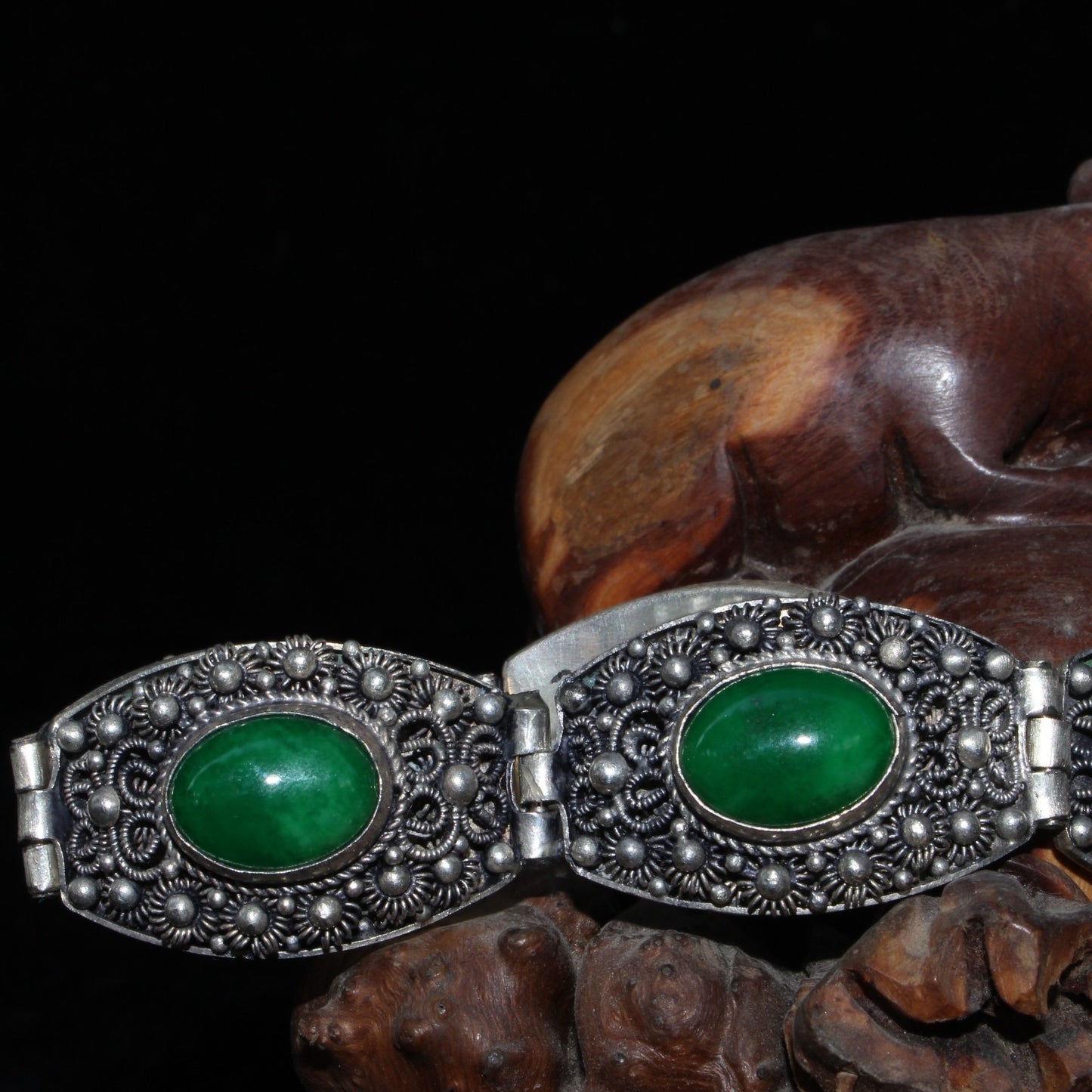 Early collection of pure white copper wire inlaid with emerald gemstone bracelets, bracelets, and bracelets