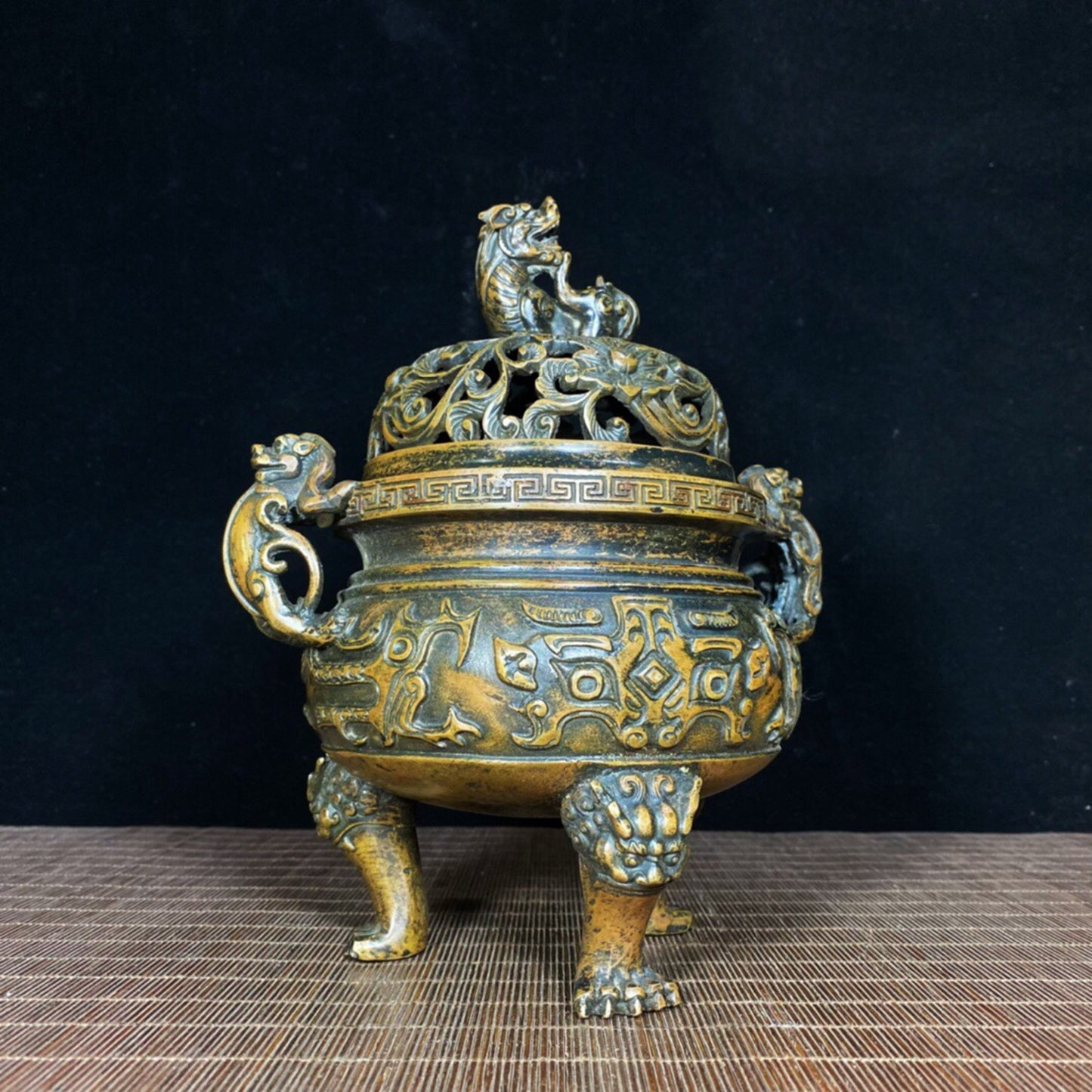 Chinese antique pure copper beast face dragon ear lion lion lion cover lion foot furnace