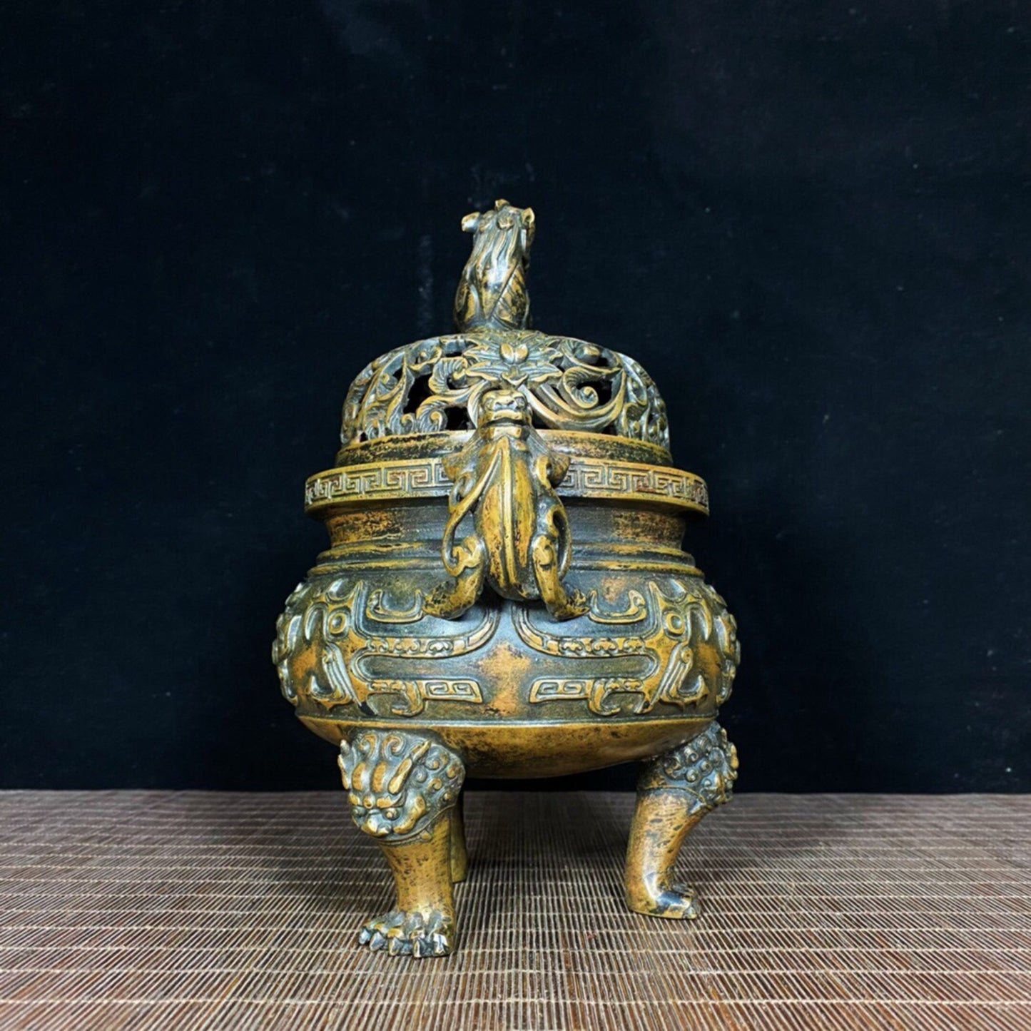 Chinese antique pure copper beast face dragon ear lion lion lion cover lion foot furnace