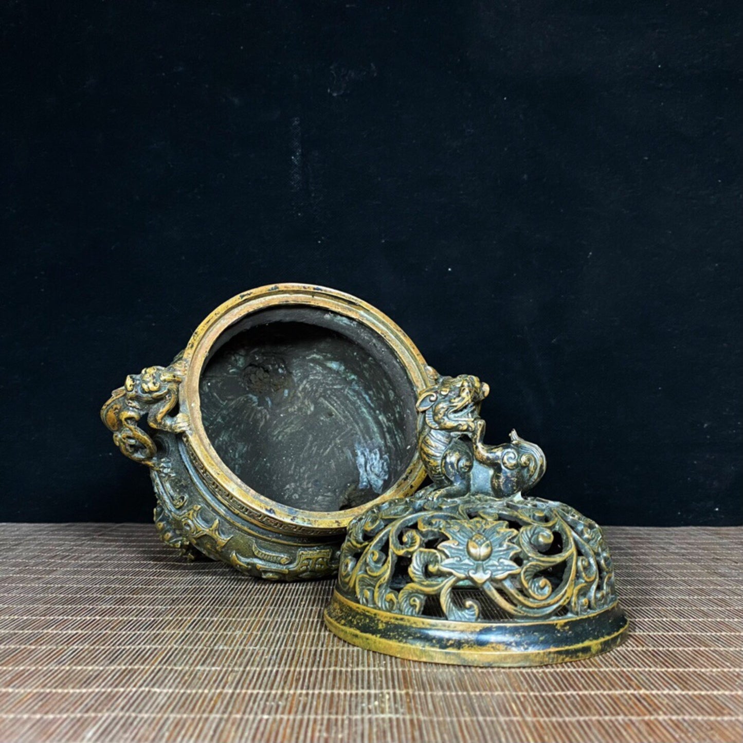 Chinese antique pure copper beast face dragon ear lion lion lion cover lion foot furnace