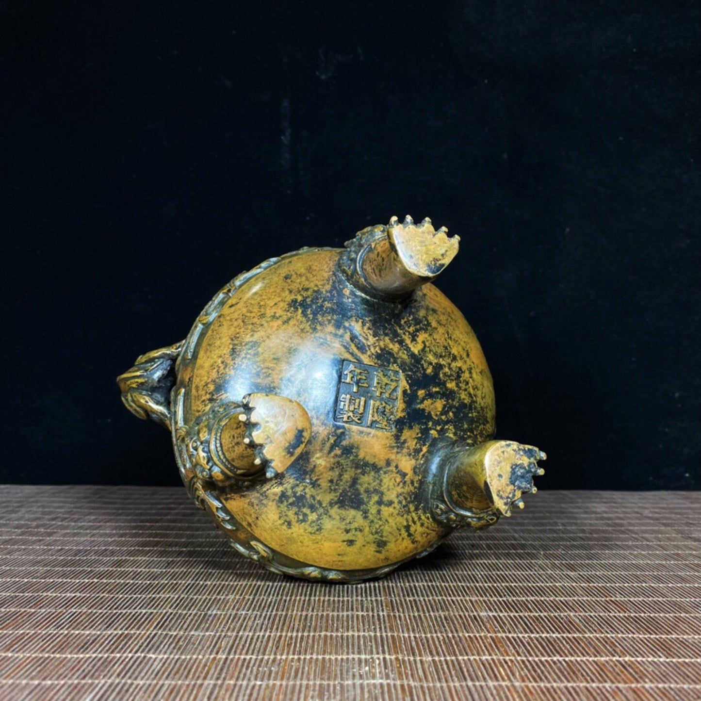 Chinese antique pure copper beast face dragon ear lion lion lion cover lion foot furnace