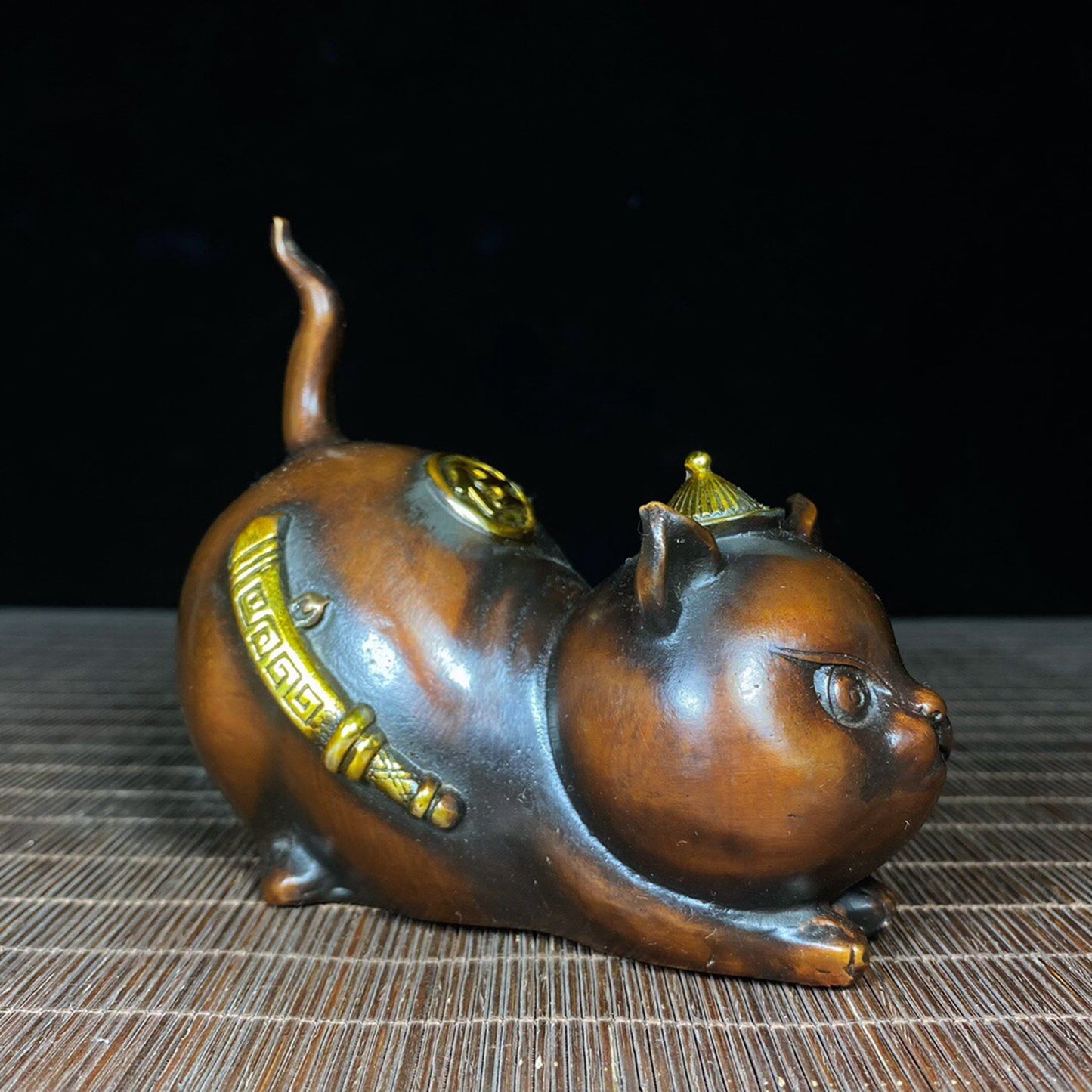Chinese antique pure copper guard cat with knife
