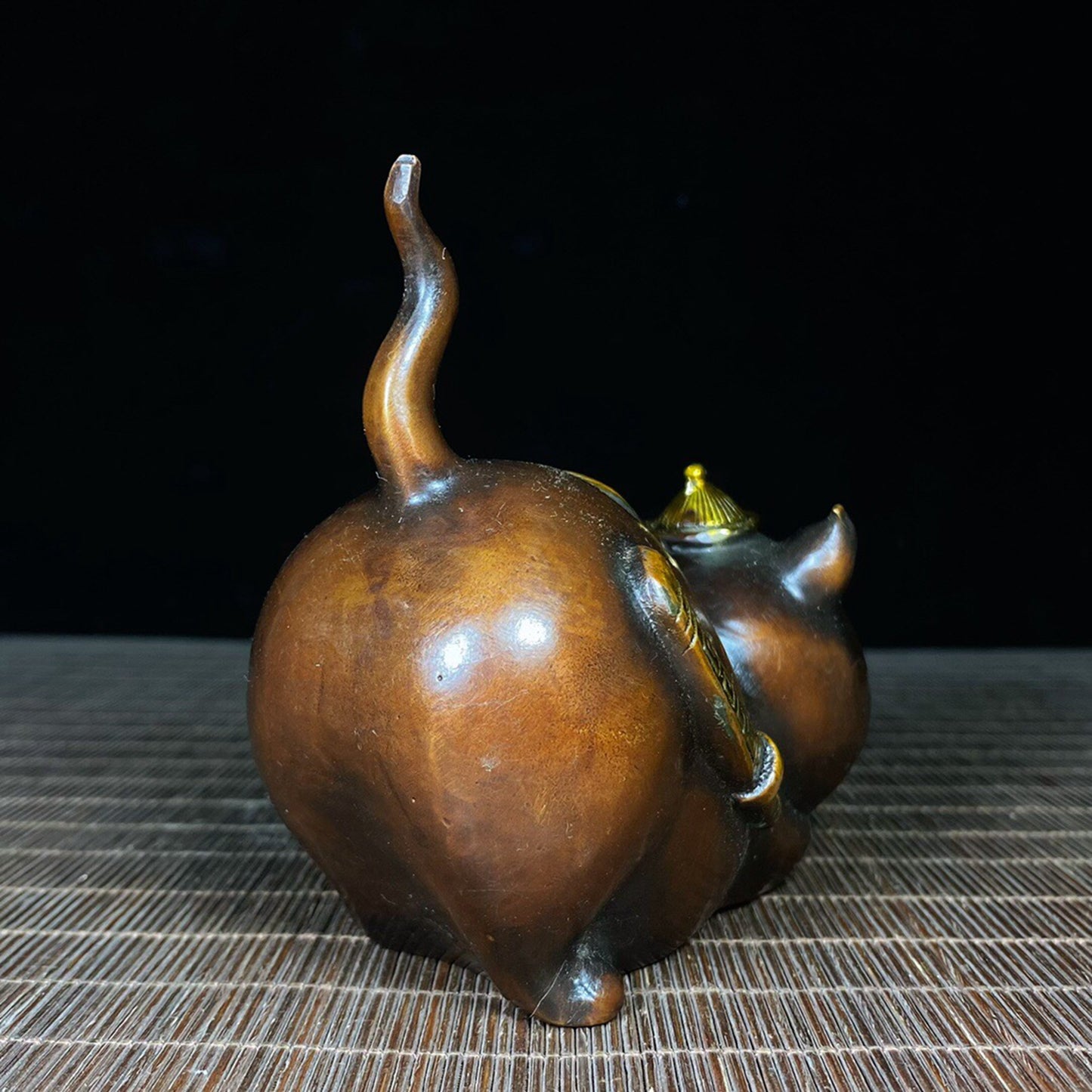 Chinese antique pure copper guard cat with knife