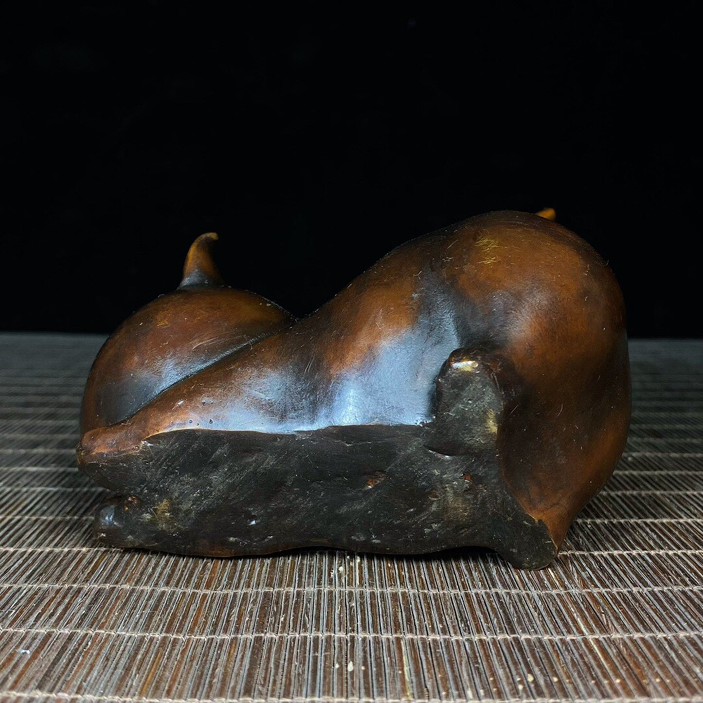 Chinese antique pure copper guard cat with knife