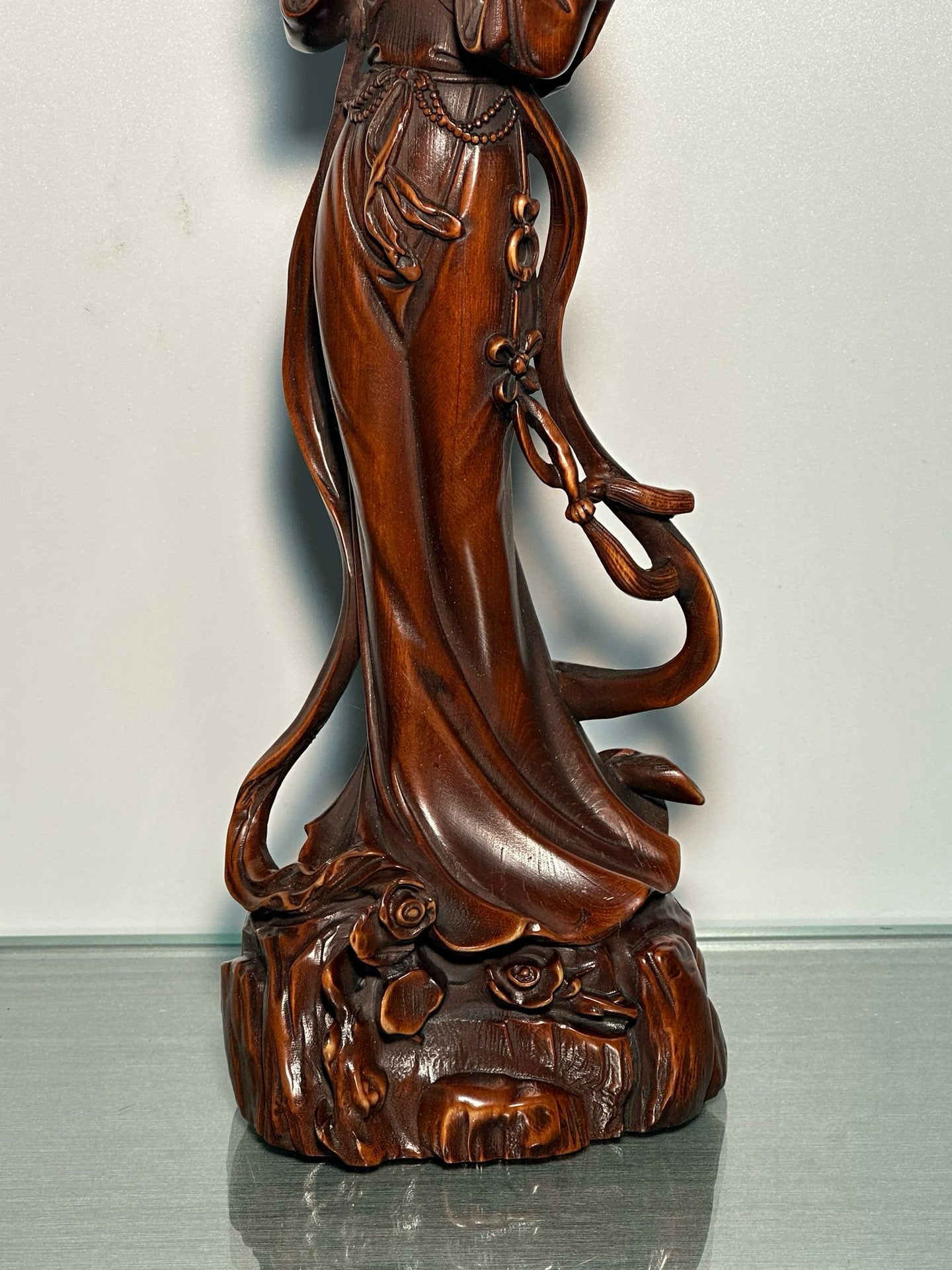 Chinese antique boxwood and mugu offer their birthday