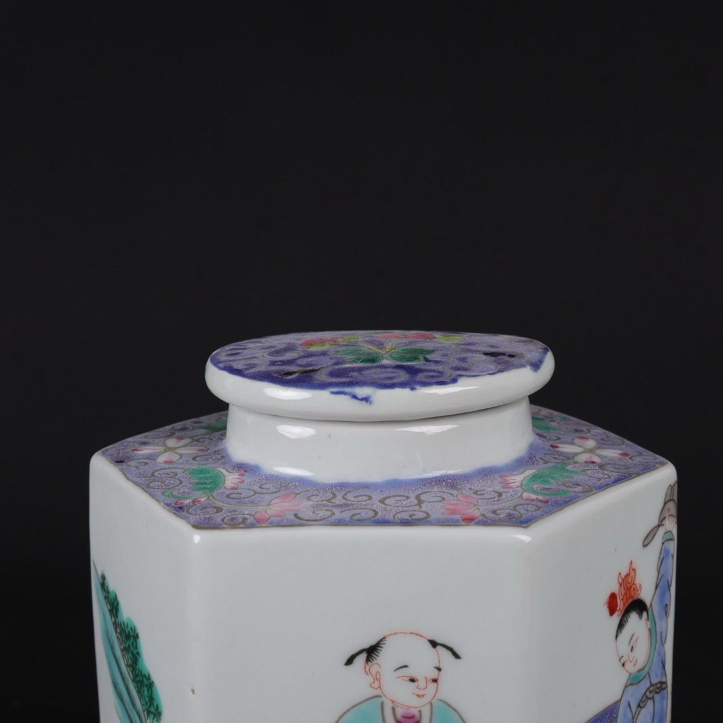 Pink character story pattern tea jar
