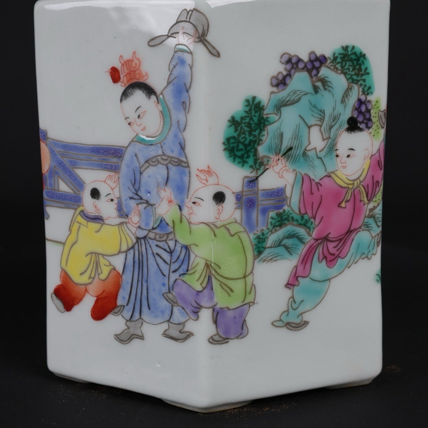 Pink character story pattern tea jar