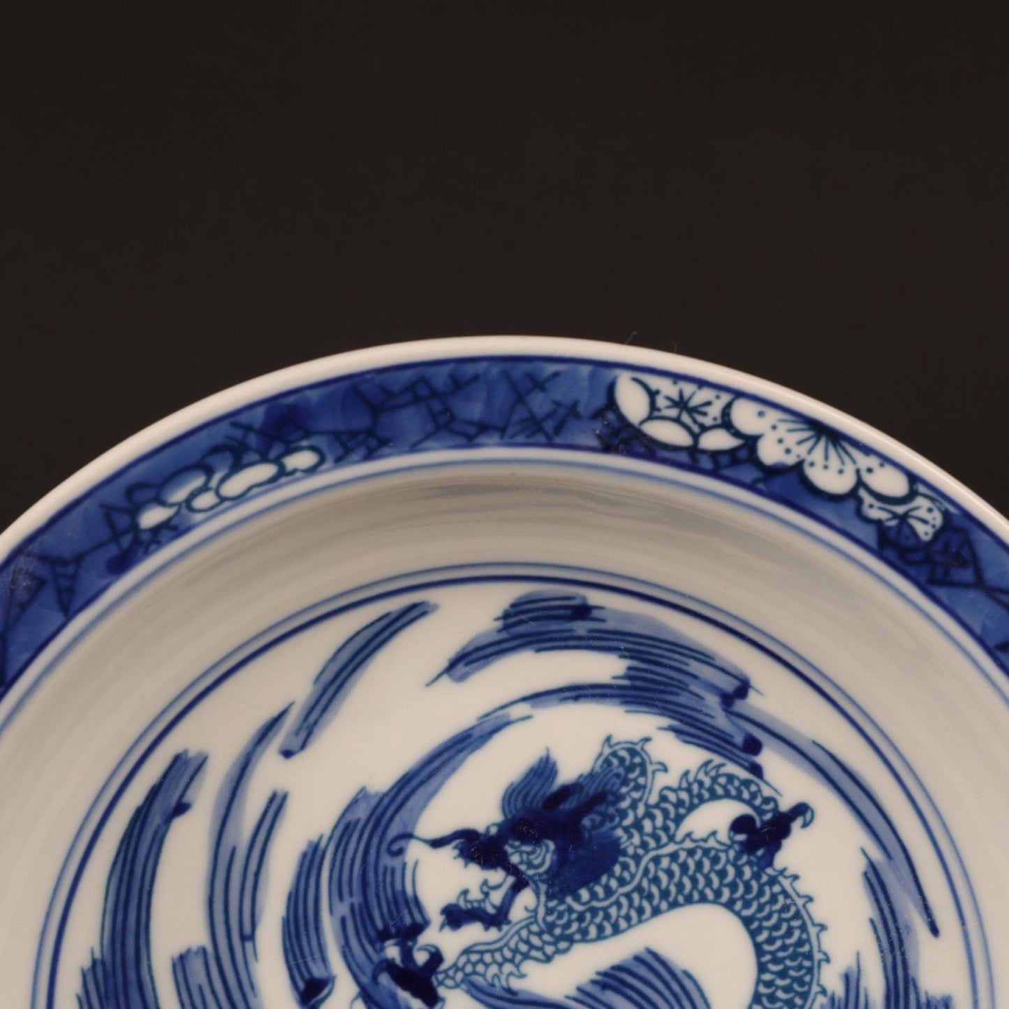 Blue and white fish leaping over the dragon gate pattern appreciation plate