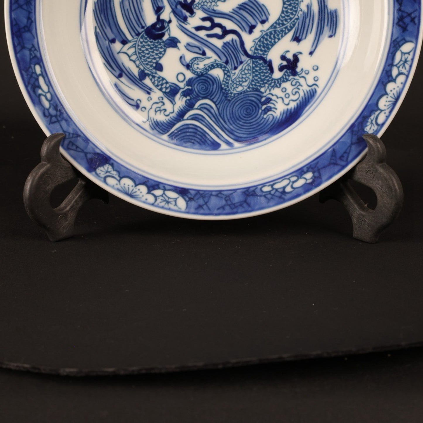 Blue and white fish leaping over the dragon gate pattern appreciation plate