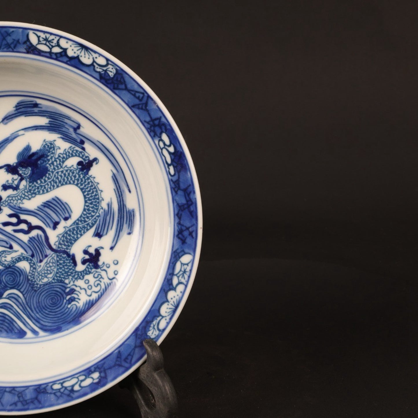 Blue and white fish leaping over the dragon gate pattern appreciation plate