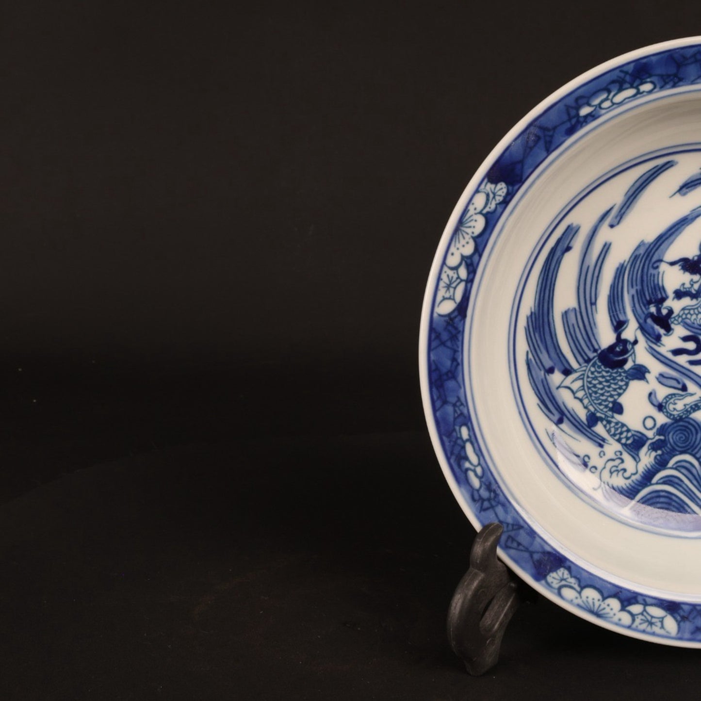 Blue and white fish leaping over the dragon gate pattern appreciation plate