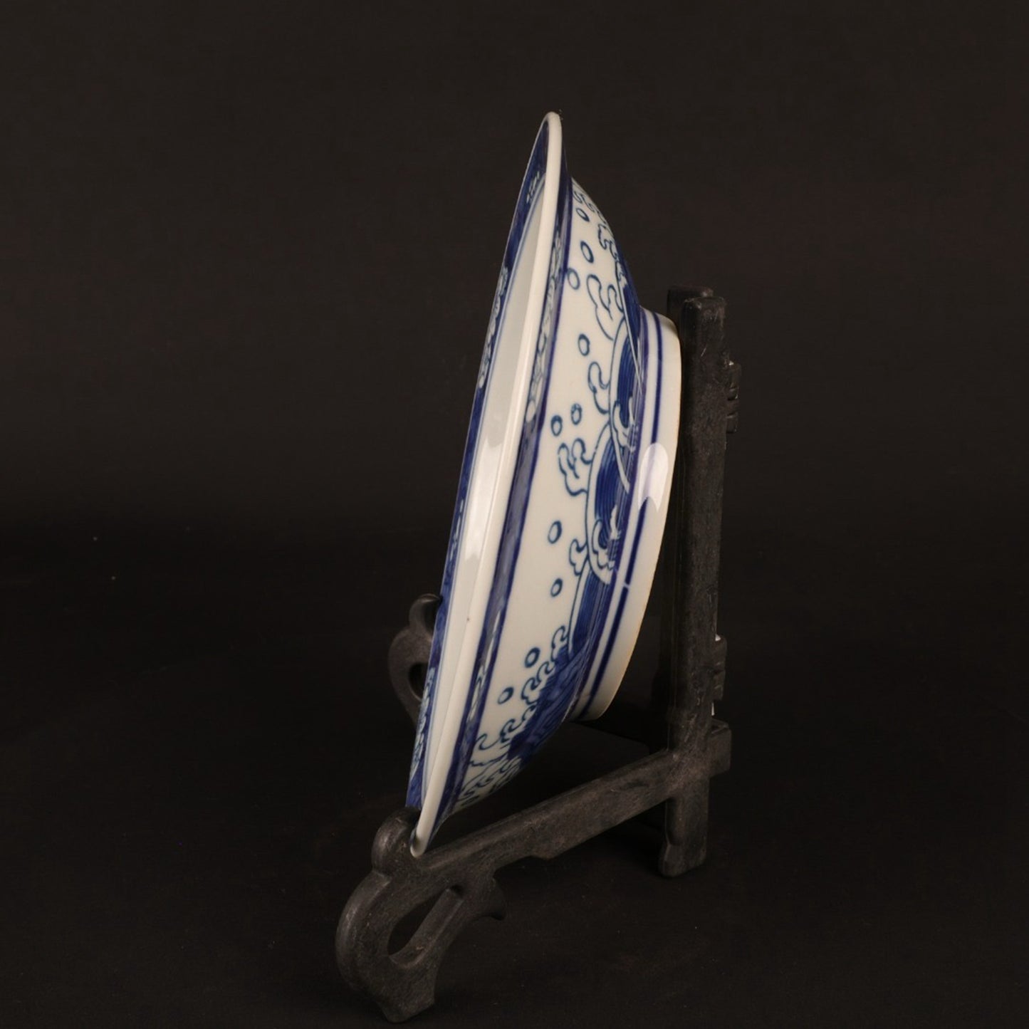 Blue and white fish leaping over the dragon gate pattern appreciation plate