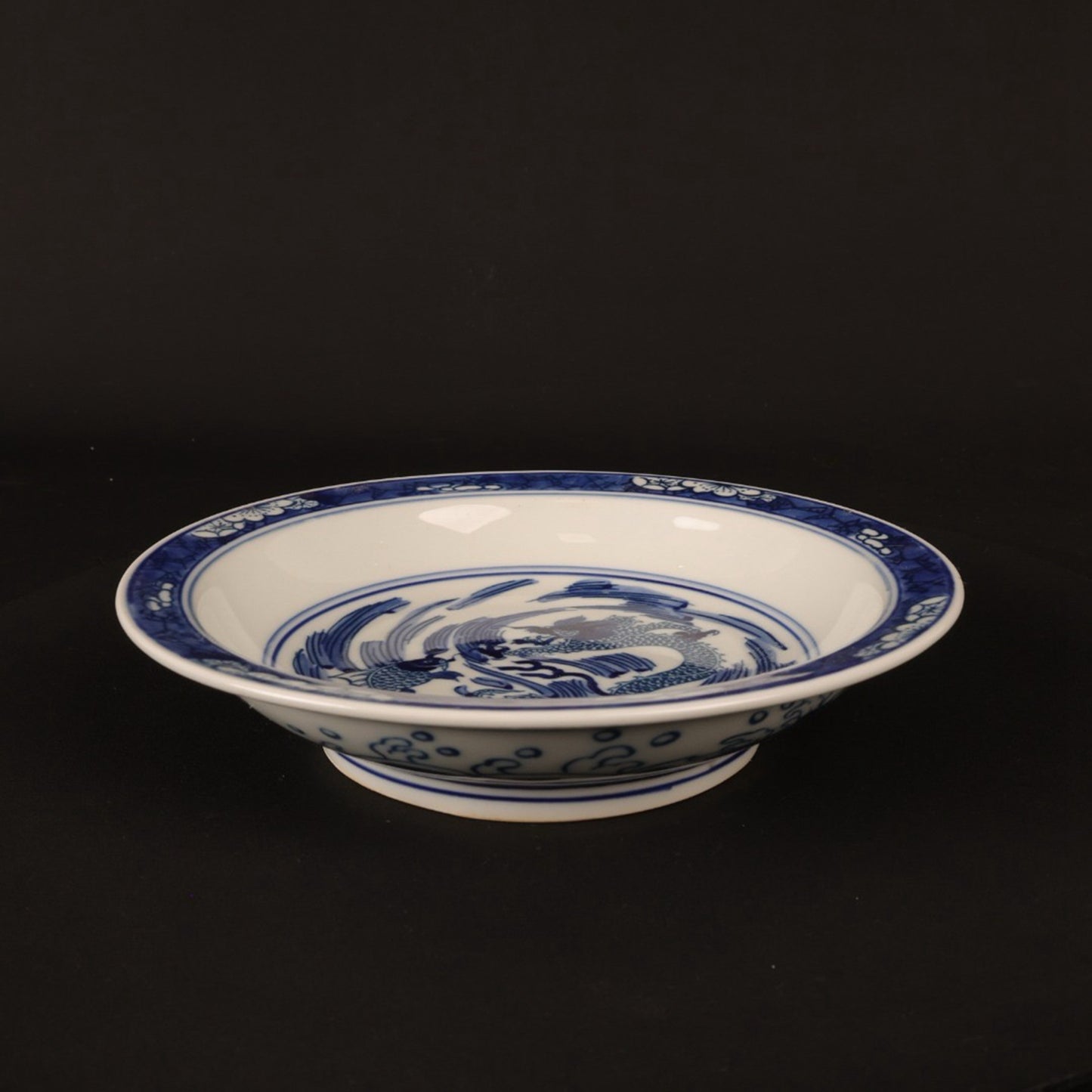 Blue and white fish leaping over the dragon gate pattern appreciation plate
