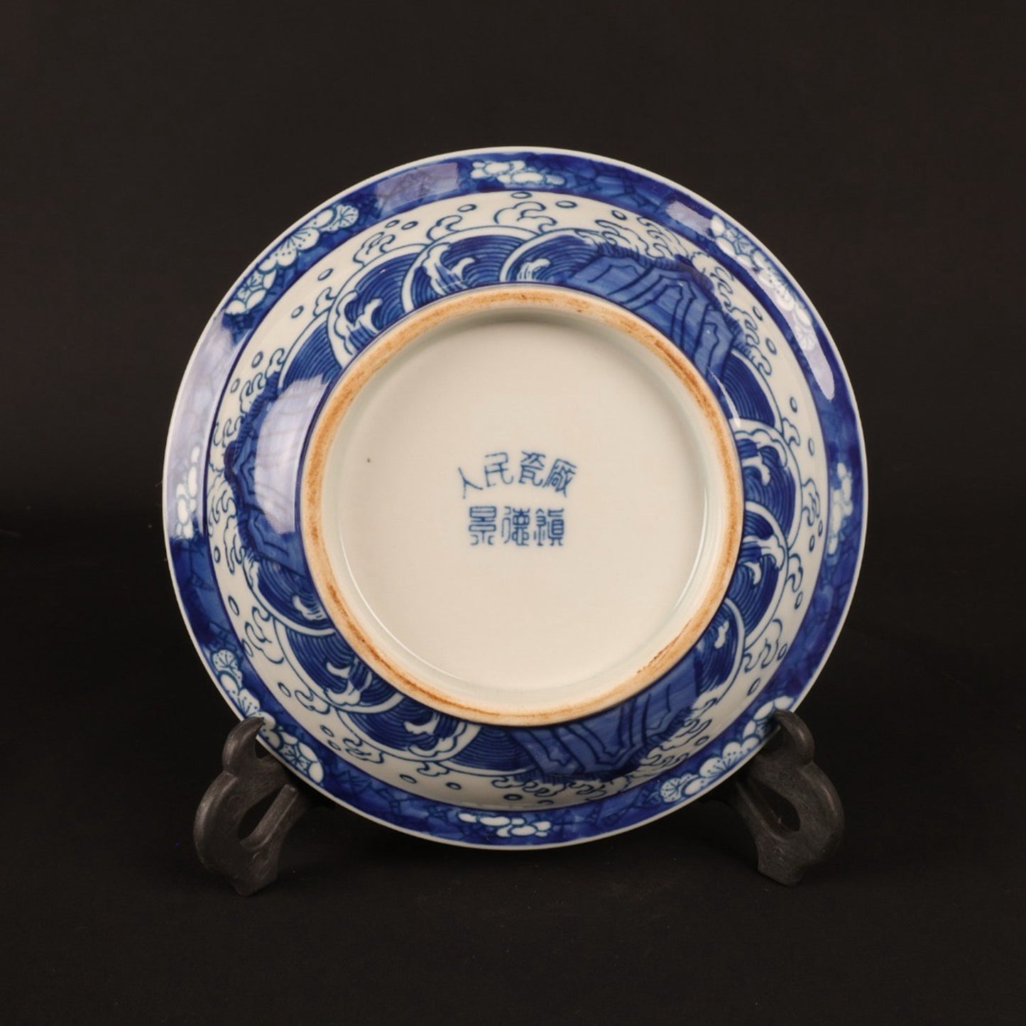 Blue and white fish leaping over the dragon gate pattern appreciation plate