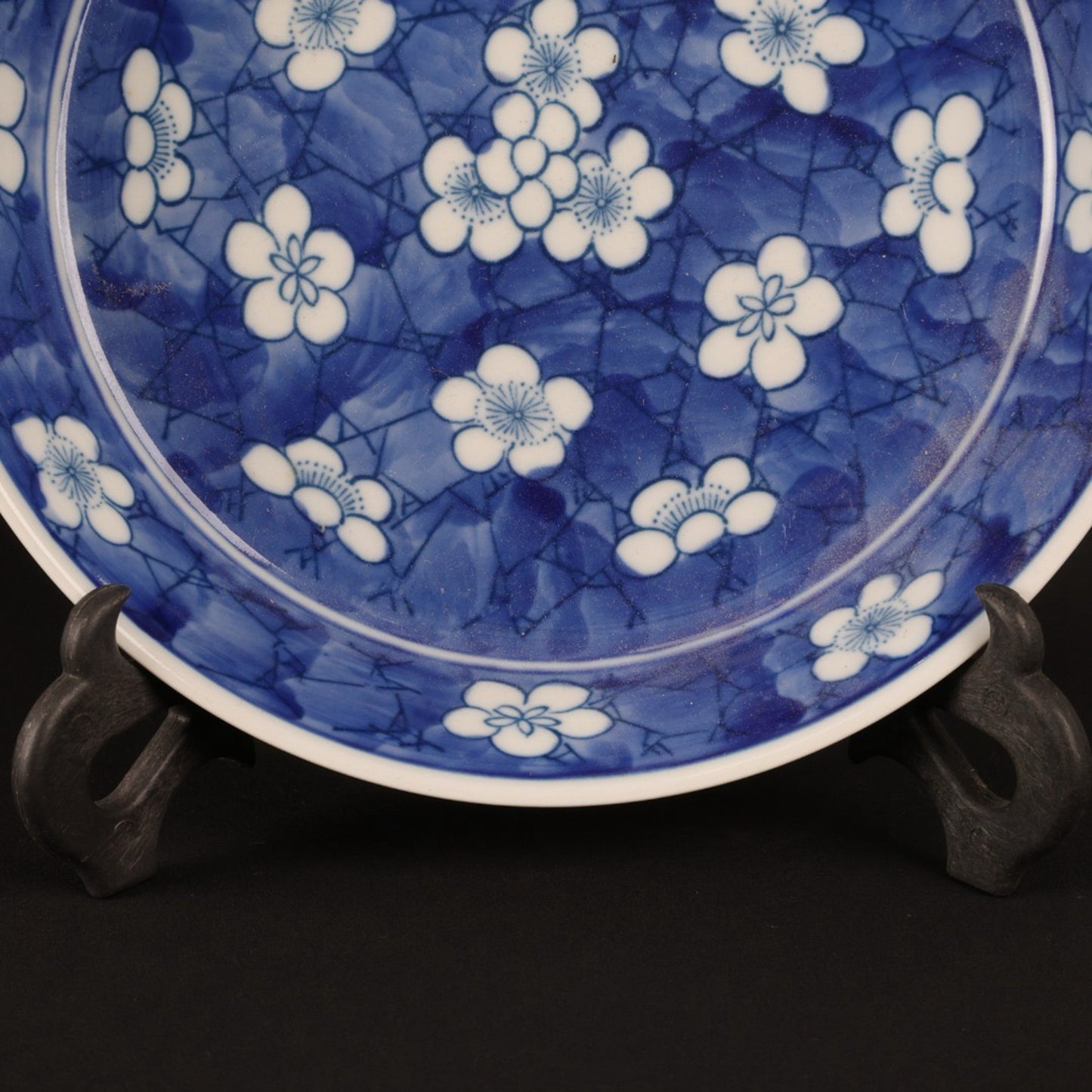Blue and white ice plum blossom pattern appreciation plate