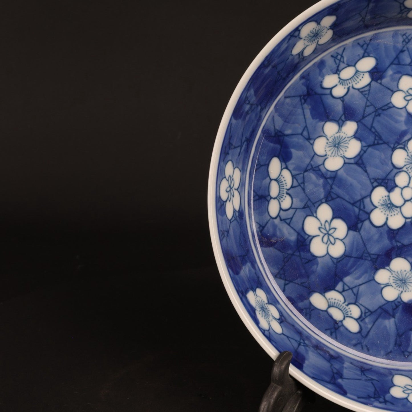 Blue and white ice plum blossom pattern appreciation plate