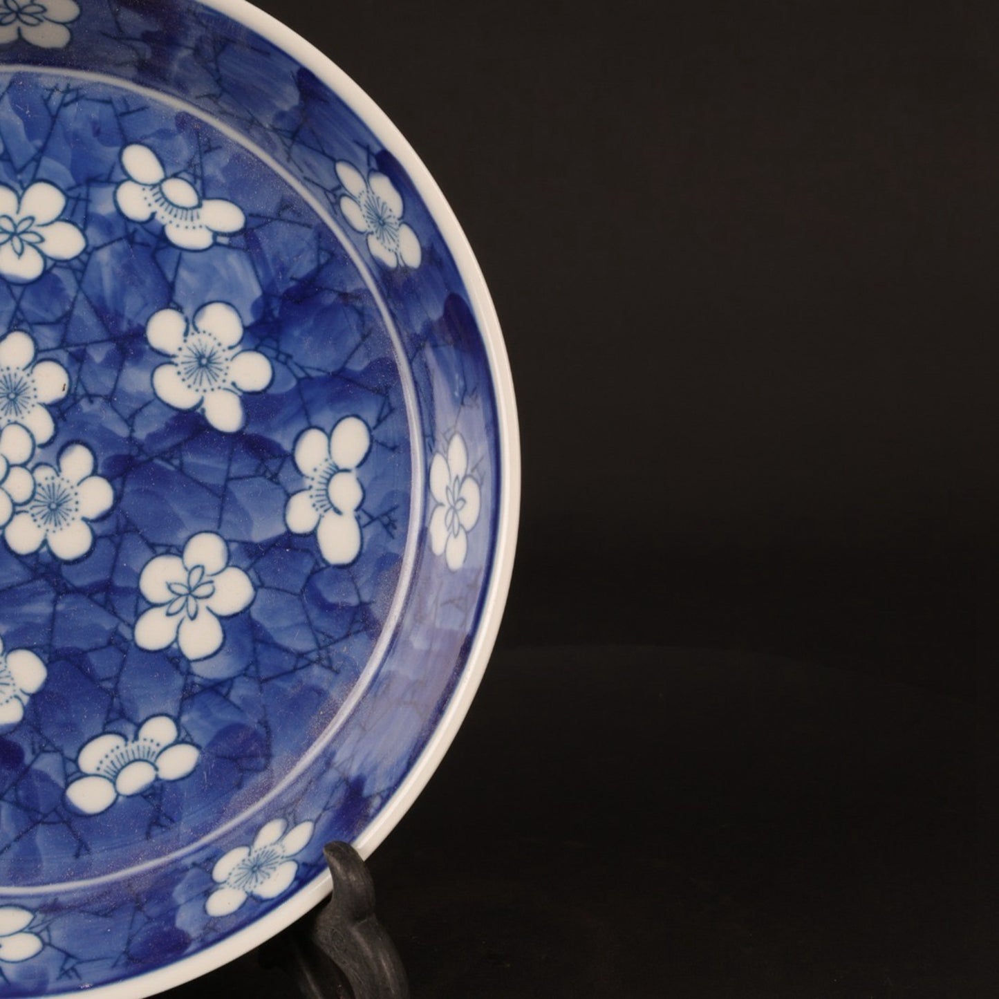 Blue and white ice plum blossom pattern appreciation plate