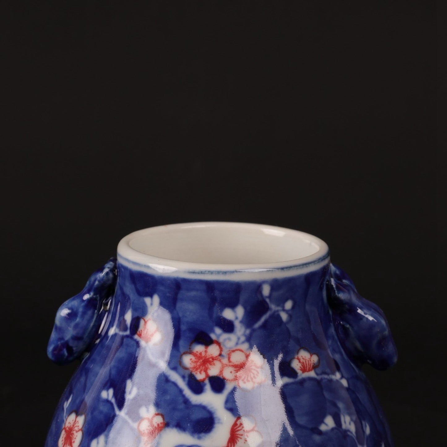 Blue and white glazed red ice plum patterned deer head statue