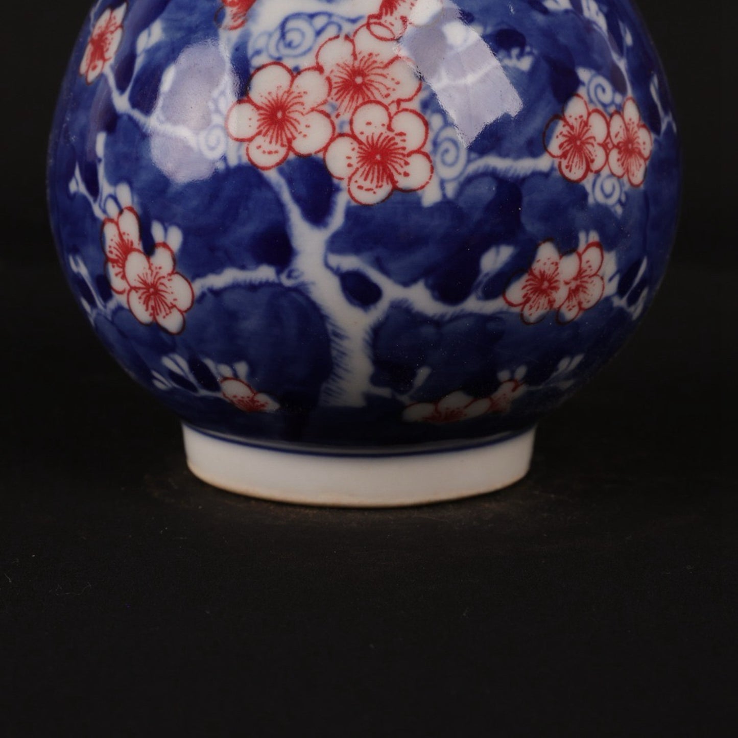 Blue and white glazed red ice plum patterned deer head statue