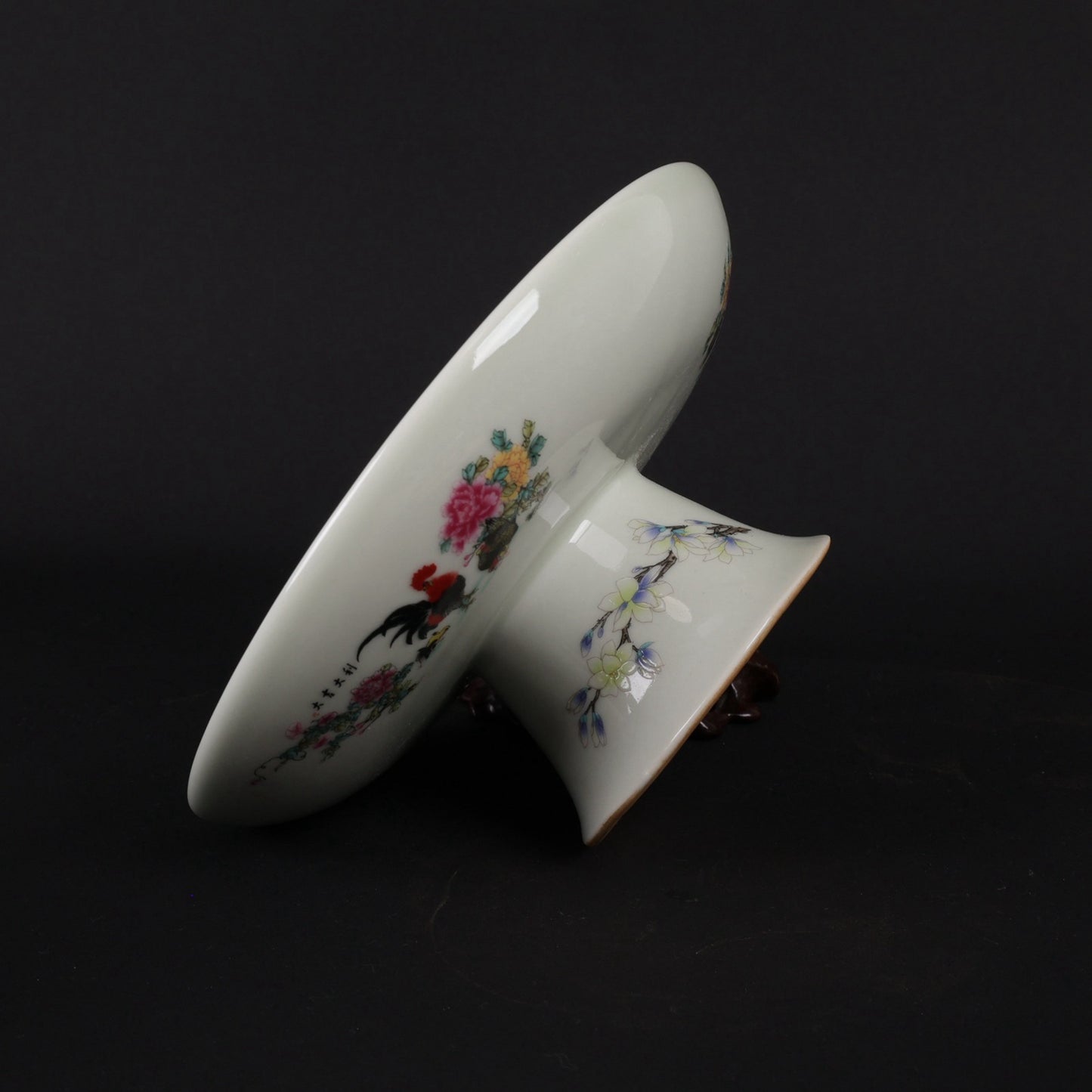 A pair of pink beauty belt patterned fruit plates