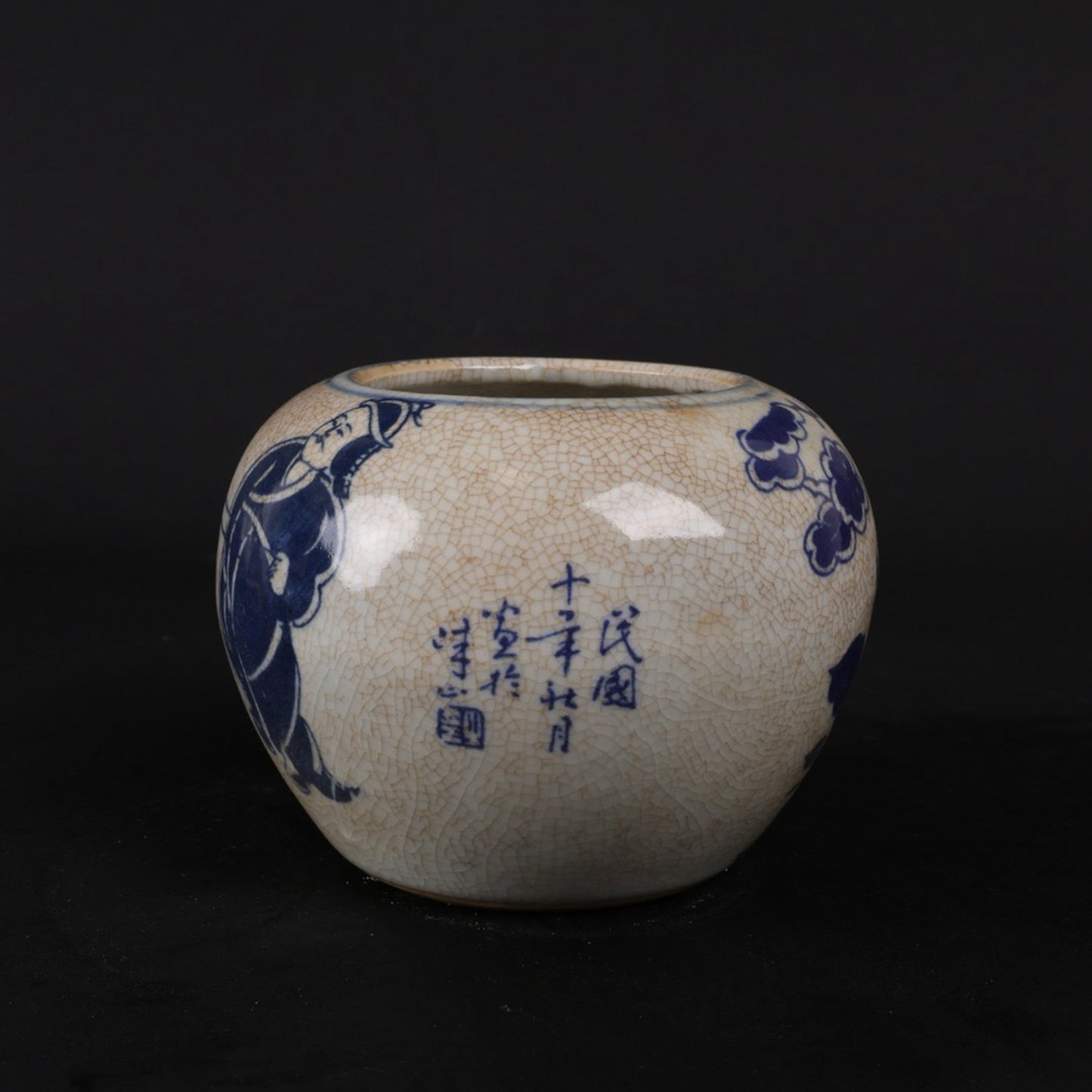 Blue and white opening film, character story pattern, small water shallow