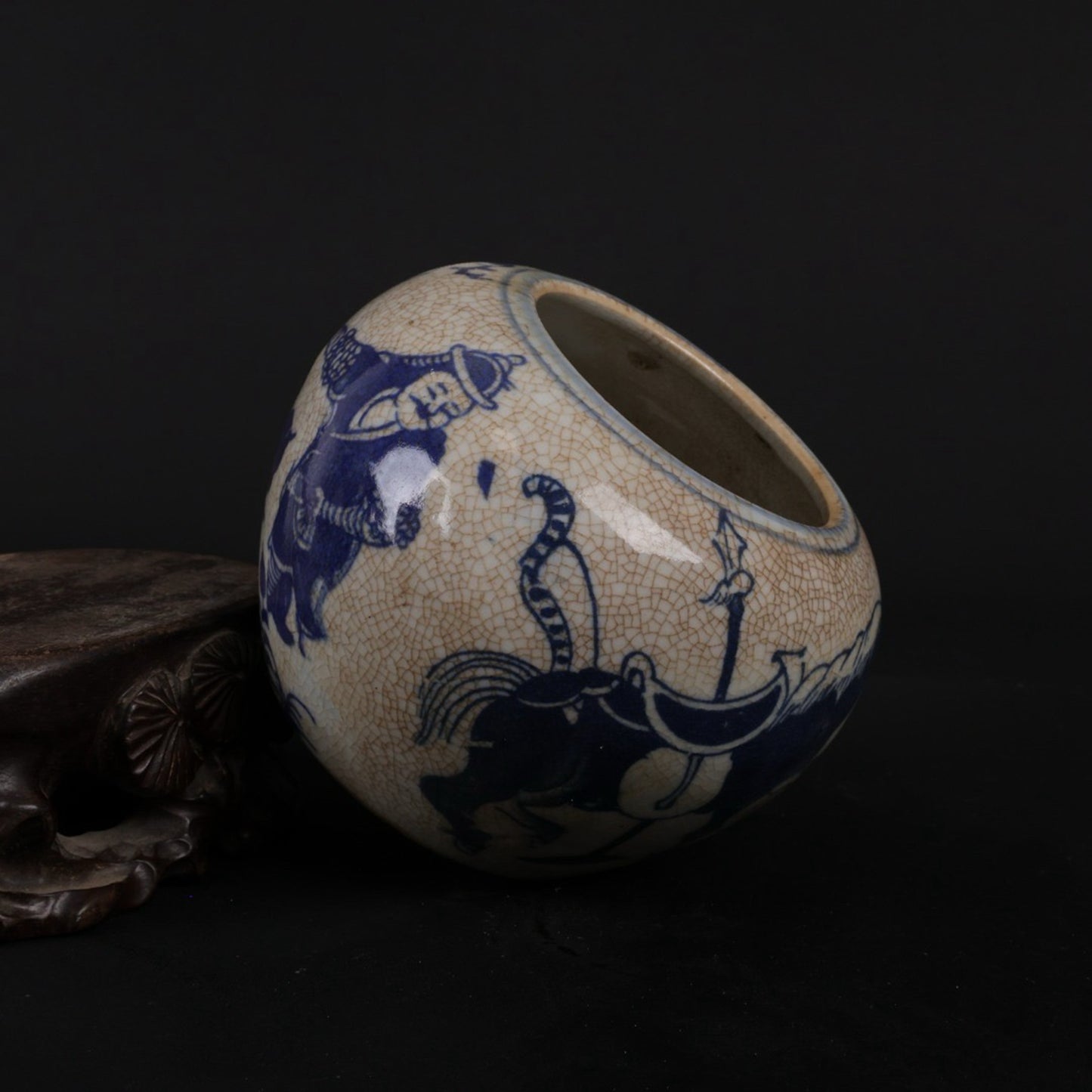 Blue and white opening film, character story pattern, small water shallow