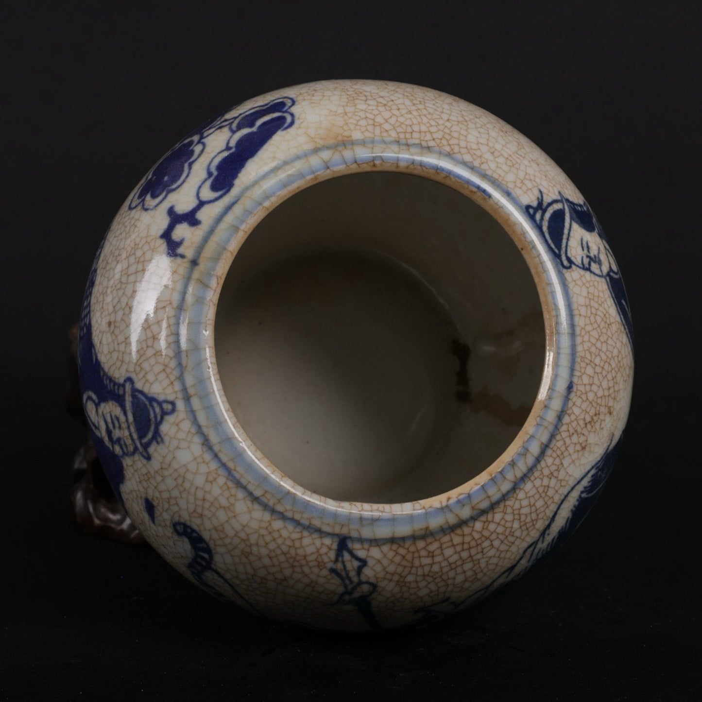 Blue and white opening film, character story pattern, small water shallow