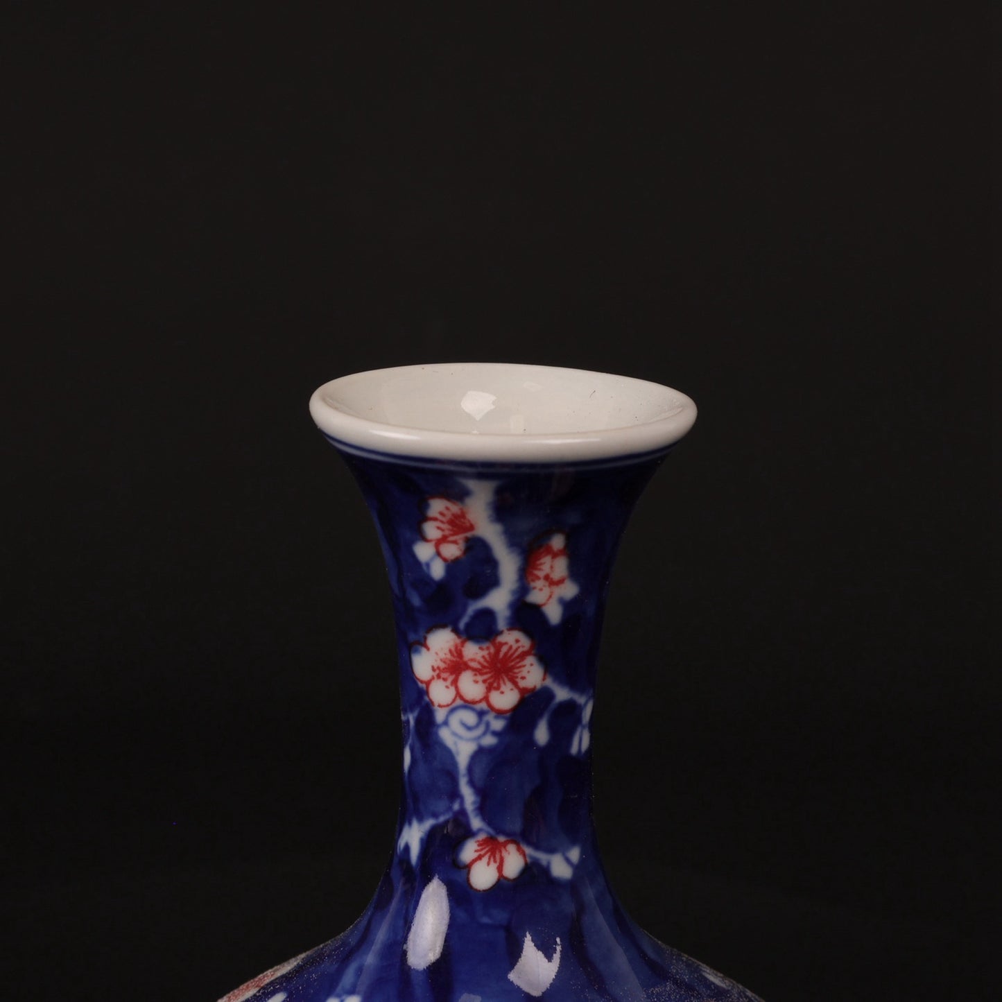 Blue and white glazed red ice plum patterned small flat belly bottle